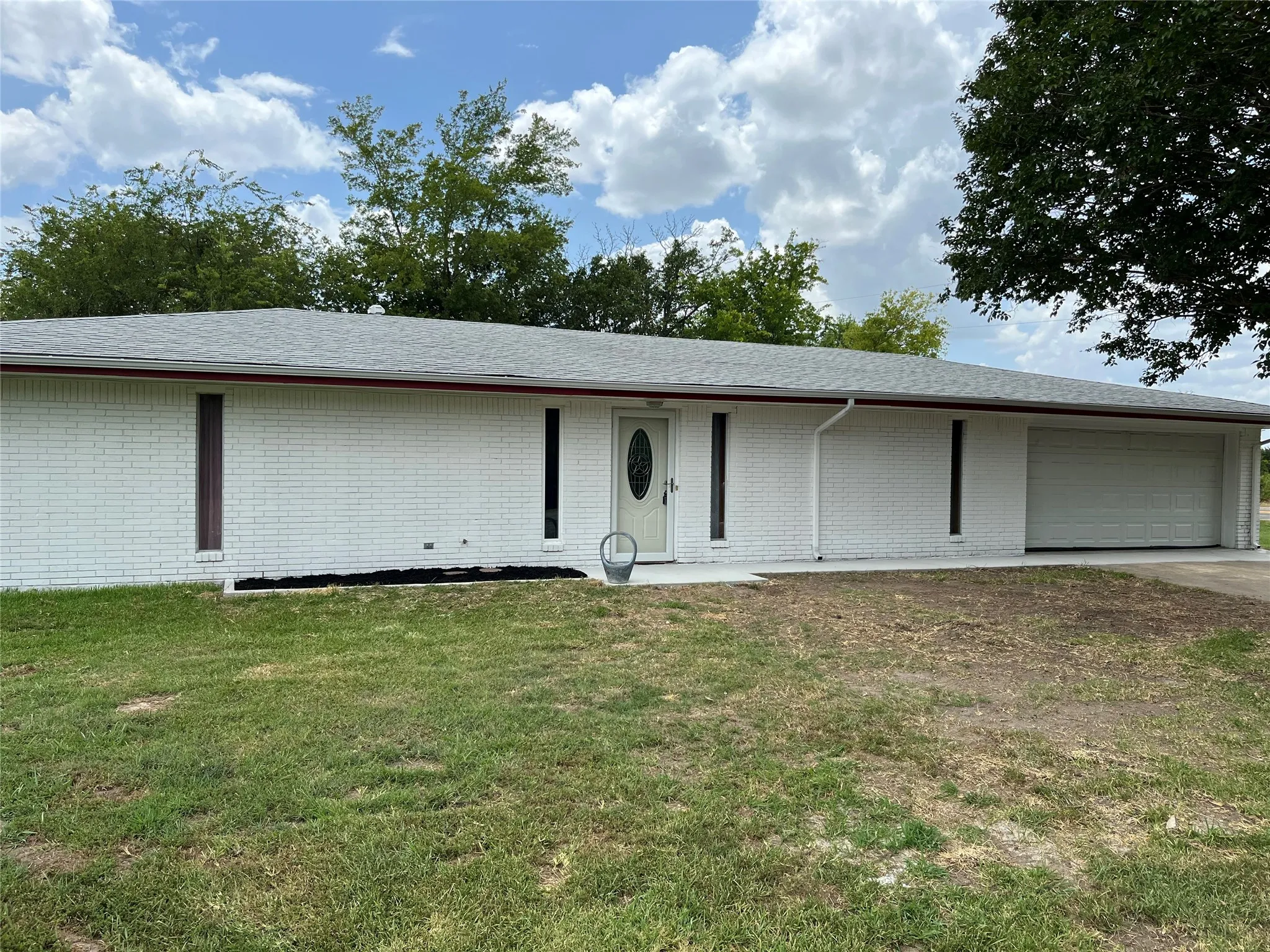 Single Family Residence For Sale in Rains County , 110 Circle Drive, Point, Texas 75472, 3 Bedroom, 2 Bathroom, 2 Garage spaces, 1,428 Sqft, built in 1970, mls#21295344, Real Estate Agent in Point, Homes For Sale in Rains county, Homes For Sale in Point, Realtor in Point Texas, Real Estate Brokerage Independent Realty Texas, Luminita Cordes Realtor