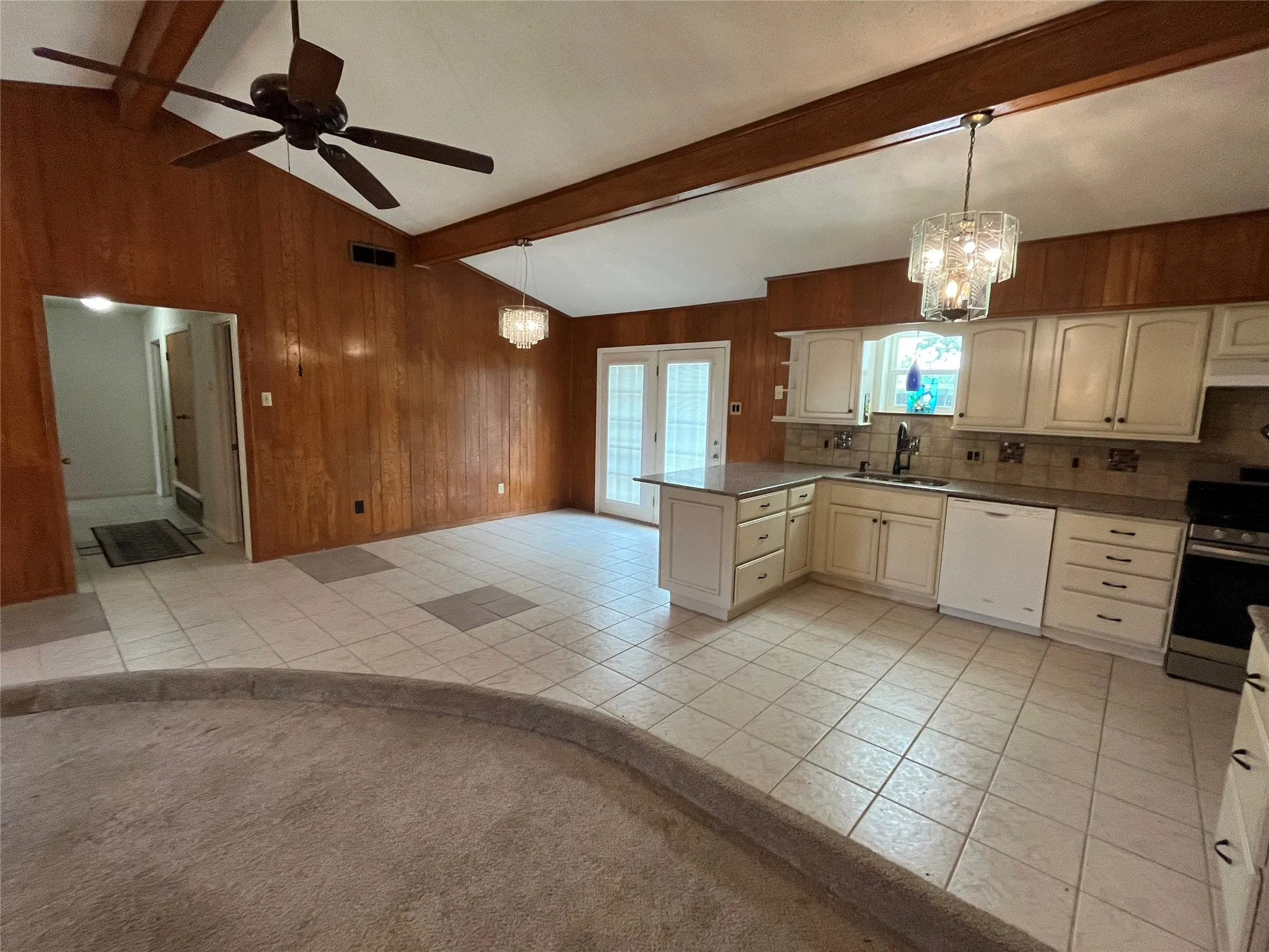 Single Family Residence For Sale in Rains County , 110 Circle Drive, Point, Texas 75472, 3 Bedroom, 2 Bathroom, 2 Garage spaces, 1,428 Sqft, built in 1970, mls#21295344, Real Estate Agent in Point, Homes For Sale in Rains county, Homes For Sale in Point, Realtor in Point Texas, Real Estate Brokerage Independent Realty Texas, Luminita Cordes Realtor