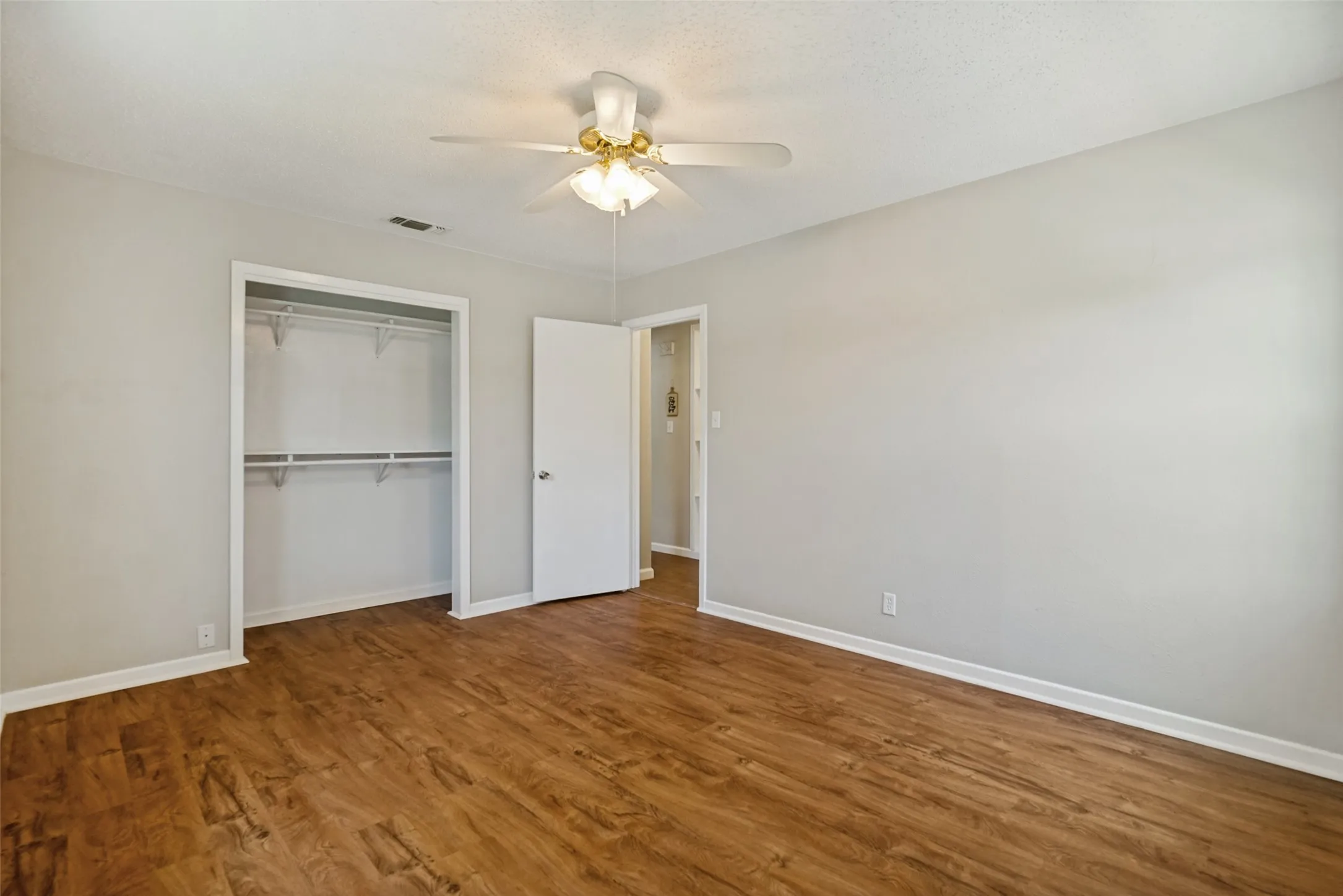 Single Family Residence For Sale in Johnson County , 346 Lorna Street, Burleson, Texas 76028, 3 Bedroom, 1 Bathroom, 1 Garage spaces, 1,030 Sqft, built in 1959, mls#21320905, Real Estate Agent in Burleson, Homes For Sale in Johnson county, Homes For Sale in Burleson, Realtor in Burleson Texas, Real Estate Brokerage Independent Realty Texas, Luminita Cordes Realtor