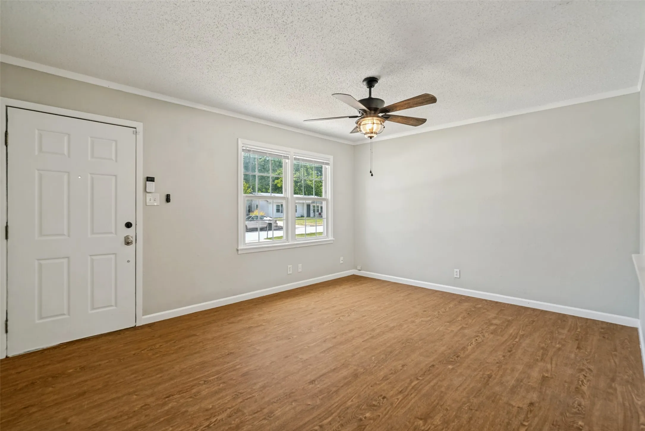 Single Family Residence For Sale in Johnson County , 346 Lorna Street, Burleson, Texas 76028, 3 Bedroom, 1 Bathroom, 1 Garage spaces, 1,030 Sqft, built in 1959, mls#21320905, Real Estate Agent in Burleson, Homes For Sale in Johnson county, Homes For Sale in Burleson, Realtor in Burleson Texas, Real Estate Brokerage Independent Realty Texas, Luminita Cordes Realtor