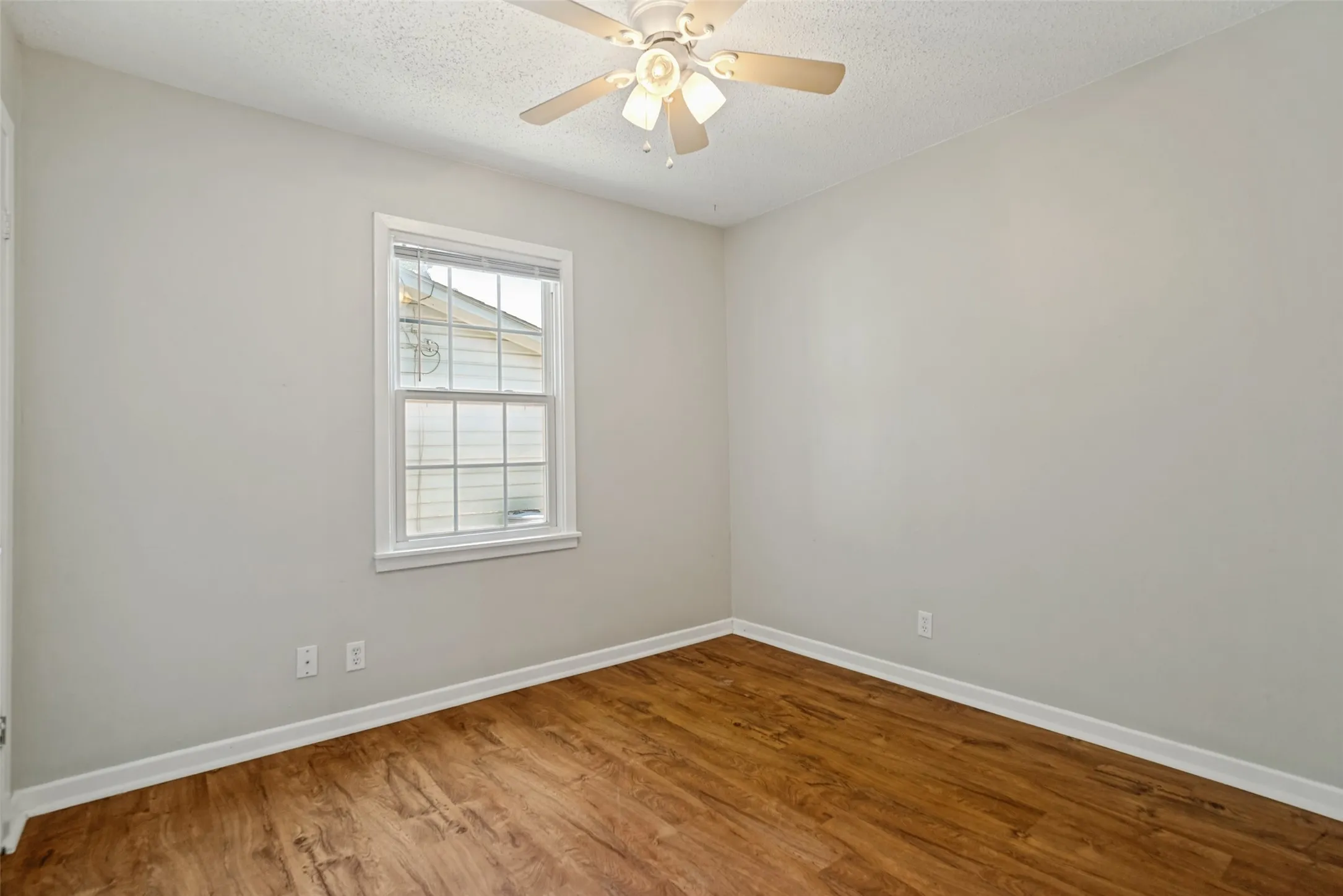 Single Family Residence For Sale in Johnson County , 346 Lorna Street, Burleson, Texas 76028, 3 Bedroom, 1 Bathroom, 1 Garage spaces, 1,030 Sqft, built in 1959, mls#21320905, Real Estate Agent in Burleson, Homes For Sale in Johnson county, Homes For Sale in Burleson, Realtor in Burleson Texas, Real Estate Brokerage Independent Realty Texas, Luminita Cordes Realtor