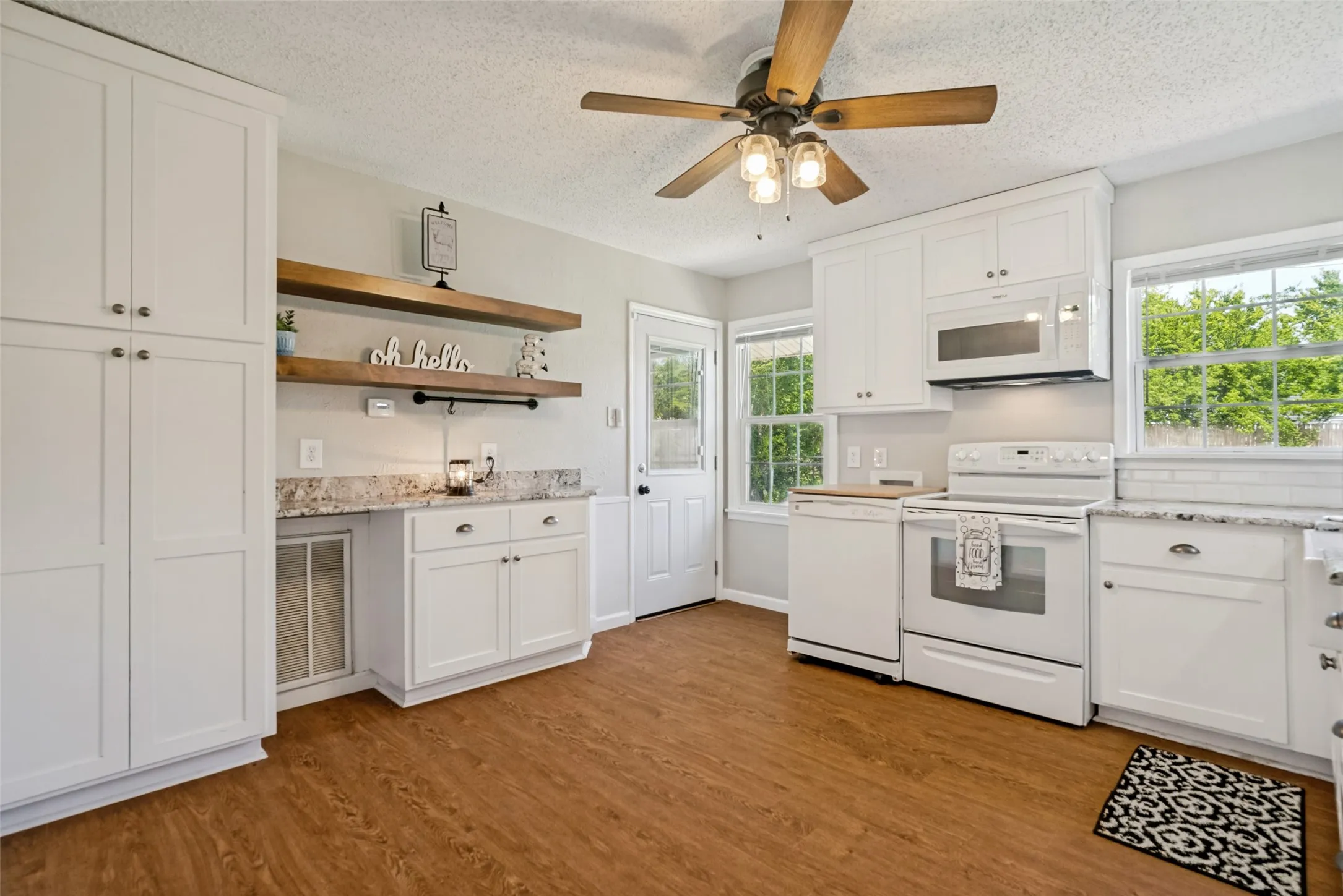 Single Family Residence For Sale in Johnson County , 346 Lorna Street, Burleson, Texas 76028, 3 Bedroom, 1 Bathroom, 1 Garage spaces, 1,030 Sqft, built in 1959, mls#21320905, Real Estate Agent in Burleson, Homes For Sale in Johnson county, Homes For Sale in Burleson, Realtor in Burleson Texas, Real Estate Brokerage Independent Realty Texas, Luminita Cordes Realtor