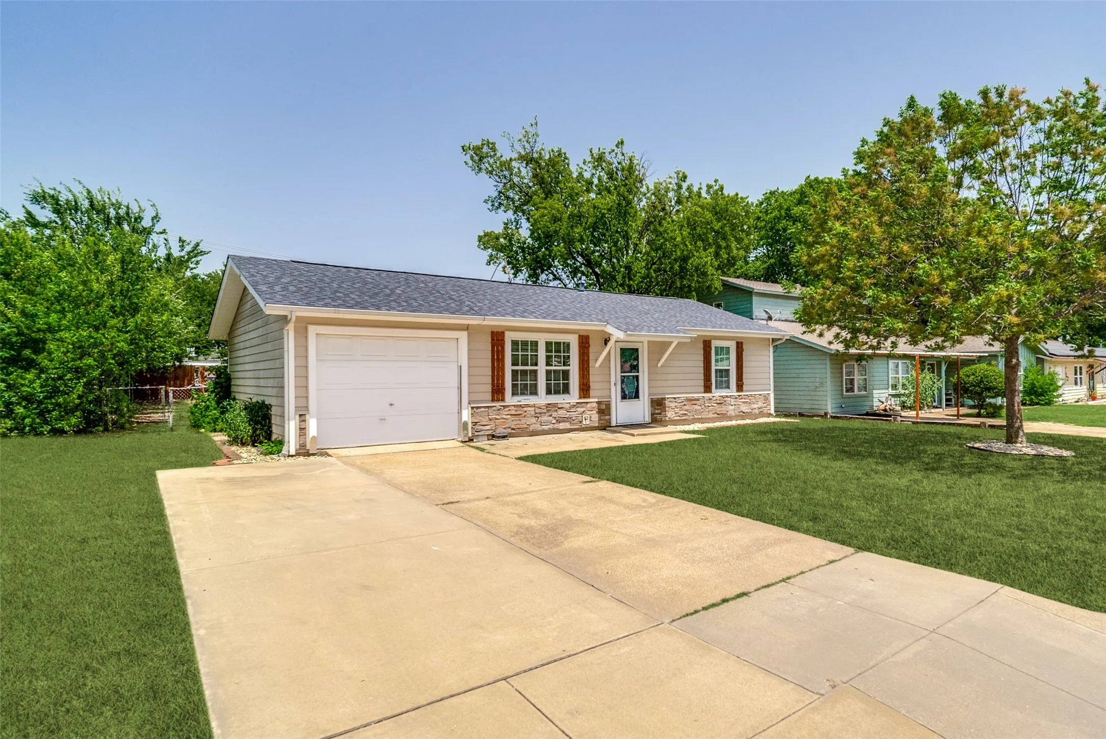 Single Family Residence For Sale in Johnson County , 346 Lorna Street, Burleson, Texas 76028, 3 Bedroom, 1 Bathroom, 1 Garage spaces, 1,030 Sqft, built in 1959, mls#21320905, Real Estate Agent in Burleson, Homes For Sale in Johnson county, Homes For Sale in Burleson, Realtor in Burleson Texas, Real Estate Brokerage Independent Realty Texas, Luminita Cordes Realtor