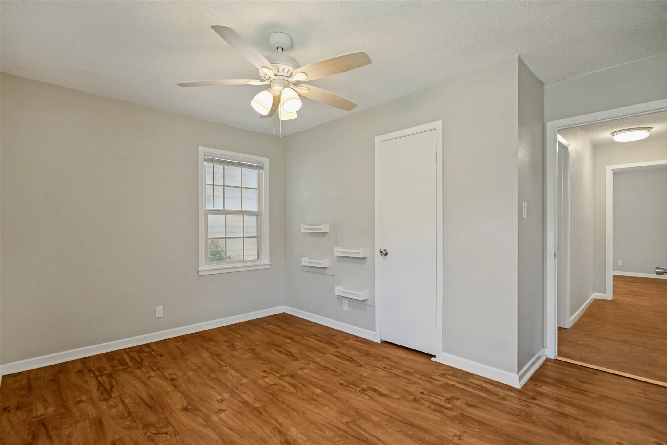 Single Family Residence For Sale in Johnson County , 346 Lorna Street, Burleson, Texas 76028, 3 Bedroom, 1 Bathroom, 1 Garage spaces, 1,030 Sqft, built in 1959, mls#21320905, Real Estate Agent in Burleson, Homes For Sale in Johnson county, Homes For Sale in Burleson, Realtor in Burleson Texas, Real Estate Brokerage Independent Realty Texas, Luminita Cordes Realtor