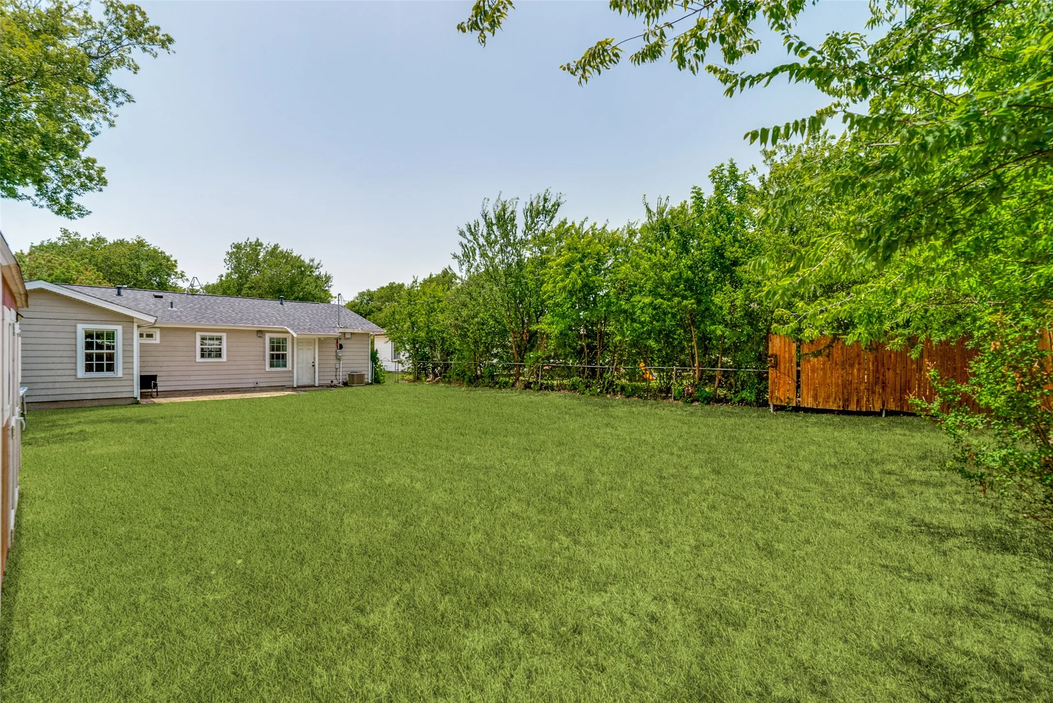 Single Family Residence For Sale in Johnson County , 346 Lorna Street, Burleson, Texas 76028, 3 Bedroom, 1 Bathroom, 1 Garage spaces, 1,030 Sqft, built in 1959, mls#21320905, Real Estate Agent in Burleson, Homes For Sale in Johnson county, Homes For Sale in Burleson, Realtor in Burleson Texas, Real Estate Brokerage Independent Realty Texas, Luminita Cordes Realtor