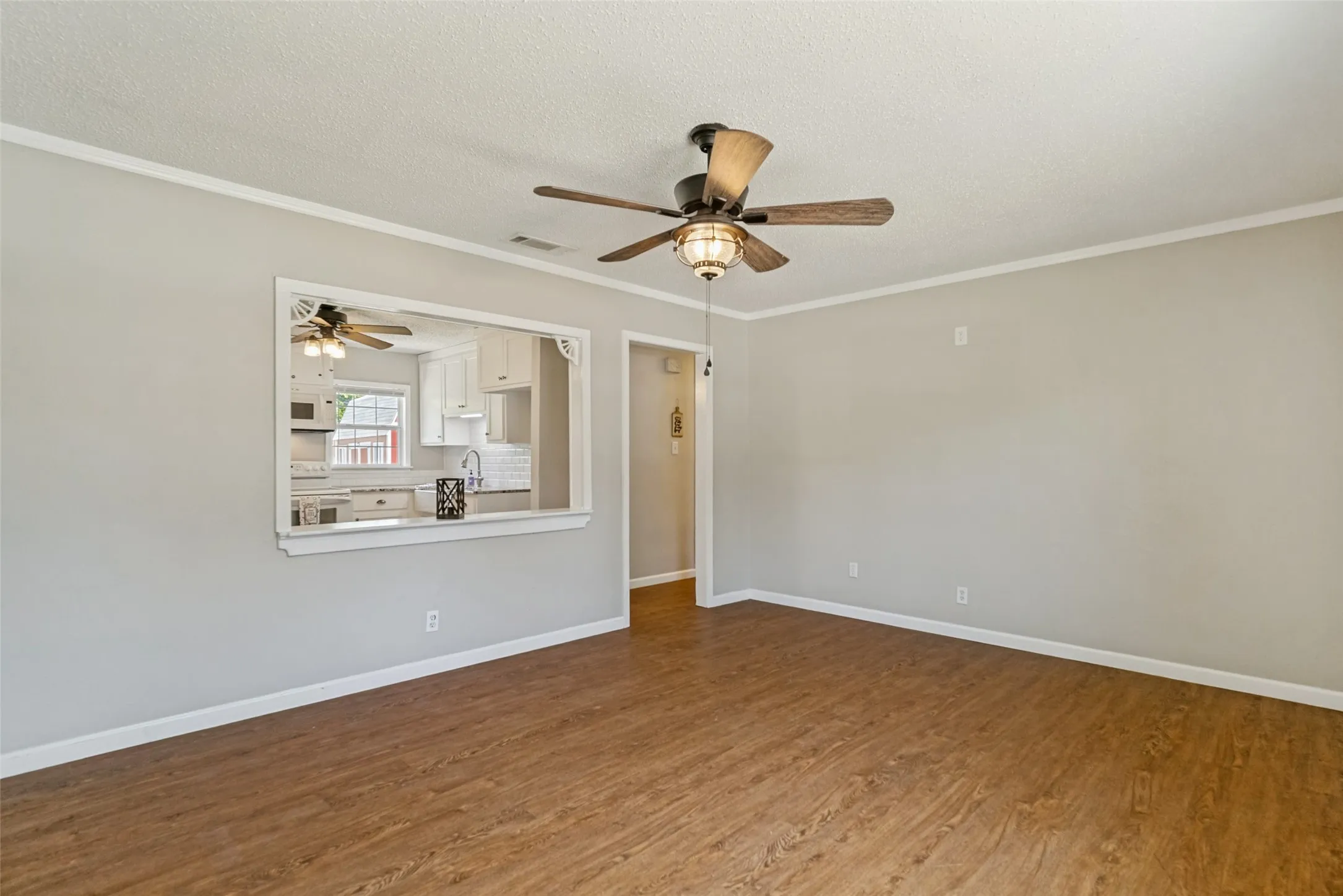 Single Family Residence For Sale in Johnson County , 346 Lorna Street, Burleson, Texas 76028, 3 Bedroom, 1 Bathroom, 1 Garage spaces, 1,030 Sqft, built in 1959, mls#21320905, Real Estate Agent in Burleson, Homes For Sale in Johnson county, Homes For Sale in Burleson, Realtor in Burleson Texas, Real Estate Brokerage Independent Realty Texas, Luminita Cordes Realtor