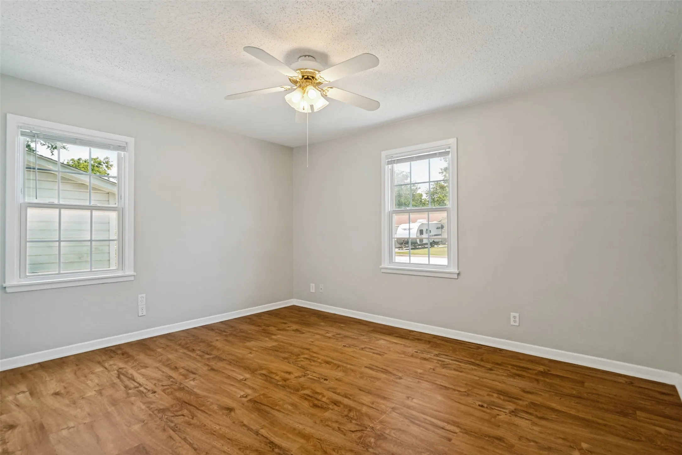 Single Family Residence For Sale in Johnson County , 346 Lorna Street, Burleson, Texas 76028, 3 Bedroom, 1 Bathroom, 1 Garage spaces, 1,030 Sqft, built in 1959, mls#21320905, Real Estate Agent in Burleson, Homes For Sale in Johnson county, Homes For Sale in Burleson, Realtor in Burleson Texas, Real Estate Brokerage Independent Realty Texas, Luminita Cordes Realtor