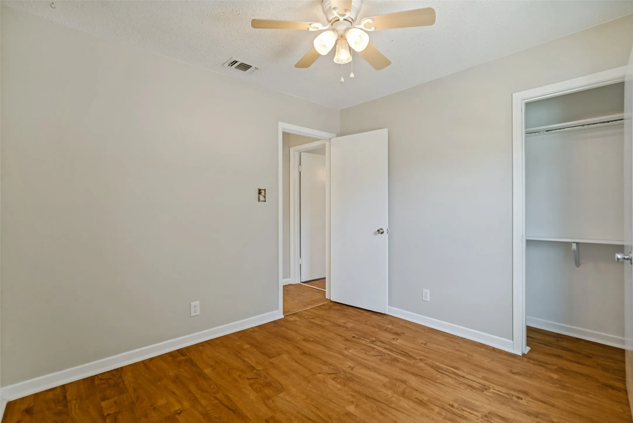Single Family Residence For Sale in Johnson County , 346 Lorna Street, Burleson, Texas 76028, 3 Bedroom, 1 Bathroom, 1 Garage spaces, 1,030 Sqft, built in 1959, mls#21320905, Real Estate Agent in Burleson, Homes For Sale in Johnson county, Homes For Sale in Burleson, Realtor in Burleson Texas, Real Estate Brokerage Independent Realty Texas, Luminita Cordes Realtor