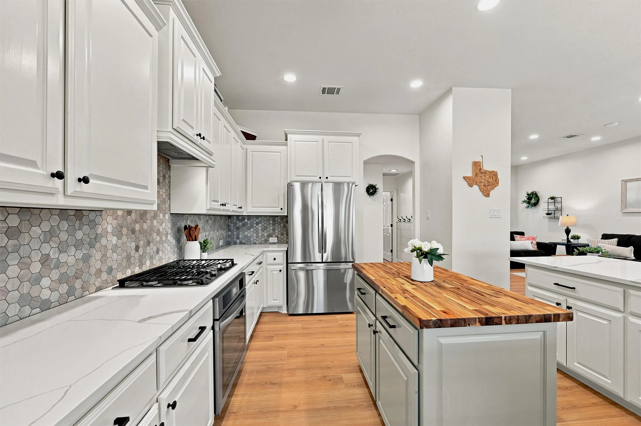 Single Family Residence For Sale in Collin County , 1341 Cedar Lake Drive, Prosper, Texas 75078, 4 Bedroom, 2 Bathroom, 3 Garage spaces, 2,818 Sqft, built in 2005, mls#21325475, Real Estate Agent in Prosper, Homes For Sale in Collin county, Homes For Sale in Prosper, Realtor in Prosper Texas, Real Estate Brokerage Independent Realty Texas, Luminita Cordes Realtor