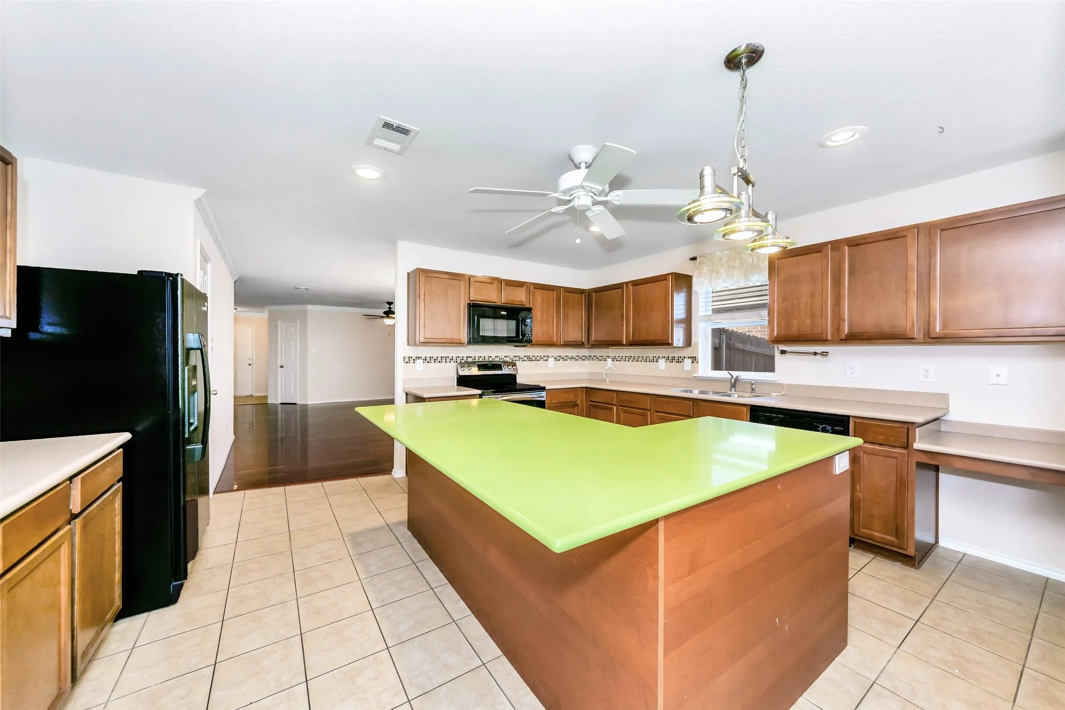 Single Family Residence For Rent in Tarrant County , 12644 Harvest Grove Drive, Fort Worth, Texas 76244, 4 Bedroom, 2 Bathroom, 2 Garage spaces, 2,105 Sqft, built in 2008, mls#21325506, Real Estate Agent in Fort Worth, Homes For Rent in Tarrant county, Homes For Rent in Fort Worth, Realtor in Fort Worth Texas, Real Estate Brokerage Independent Realty Texas, Luminita Cordes Realtor