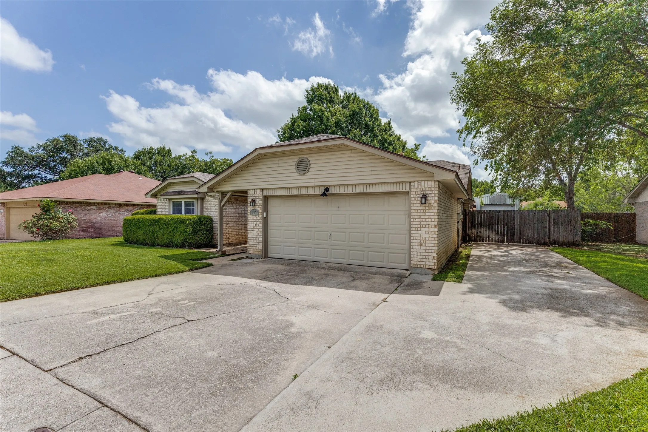 Single Family Residence For Sale in Tarrant County , 413 Goldfinch Drive, Fort Worth, Texas 76108, 3 Bedroom, 2 Bathroom, 2 Garage spaces, 1,812 Sqft, built in 1979, mls#21318467, Real Estate Agent in Fort Worth, Homes For Sale in Tarrant county, Homes For Sale in Fort Worth, Realtor in Fort Worth Texas, Real Estate Brokerage Independent Realty Texas, Luminita Cordes Realtor