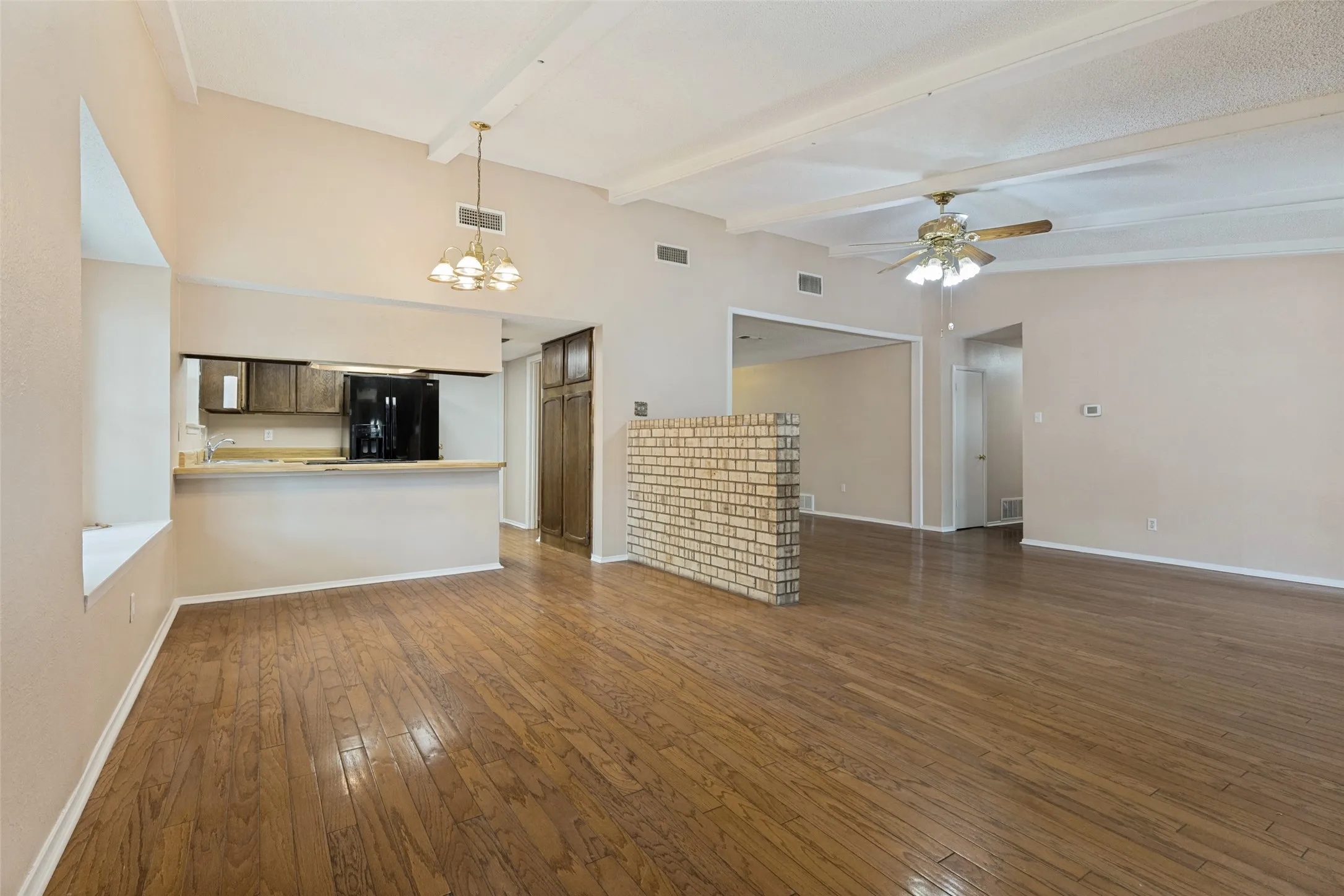 Single Family Residence For Sale in Tarrant County , 413 Goldfinch Drive, Fort Worth, Texas 76108, 3 Bedroom, 2 Bathroom, 2 Garage spaces, 1,812 Sqft, built in 1979, mls#21318467, Real Estate Agent in Fort Worth, Homes For Sale in Tarrant county, Homes For Sale in Fort Worth, Realtor in Fort Worth Texas, Real Estate Brokerage Independent Realty Texas, Luminita Cordes Realtor