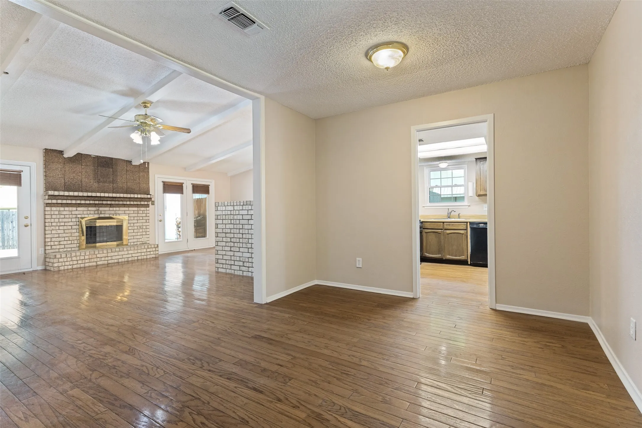 Single Family Residence For Sale in Tarrant County , 413 Goldfinch Drive, Fort Worth, Texas 76108, 3 Bedroom, 2 Bathroom, 2 Garage spaces, 1,812 Sqft, built in 1979, mls#21318467, Real Estate Agent in Fort Worth, Homes For Sale in Tarrant county, Homes For Sale in Fort Worth, Realtor in Fort Worth Texas, Real Estate Brokerage Independent Realty Texas, Luminita Cordes Realtor