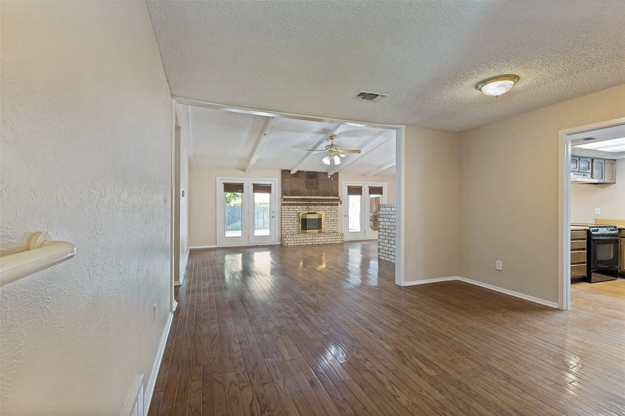 Single Family Residence For Sale in Tarrant County , 413 Goldfinch Drive, Fort Worth, Texas 76108, 3 Bedroom, 2 Bathroom, 2 Garage spaces, 1,812 Sqft, built in 1979, mls#21318467, Real Estate Agent in Fort Worth, Homes For Sale in Tarrant county, Homes For Sale in Fort Worth, Realtor in Fort Worth Texas, Real Estate Brokerage Independent Realty Texas, Luminita Cordes Realtor