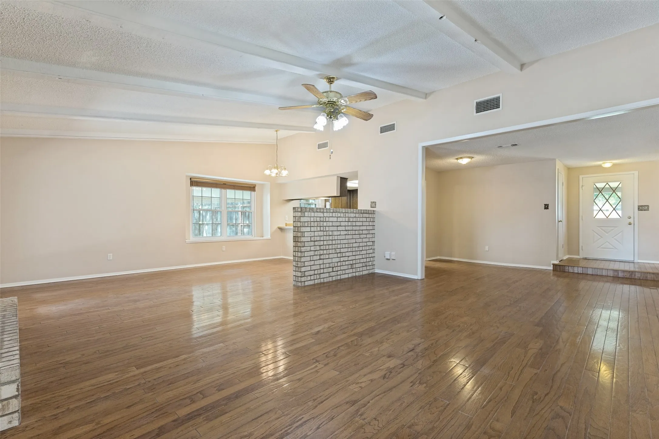 Single Family Residence For Sale in Tarrant County , 413 Goldfinch Drive, Fort Worth, Texas 76108, 3 Bedroom, 2 Bathroom, 2 Garage spaces, 1,812 Sqft, built in 1979, mls#21318467, Real Estate Agent in Fort Worth, Homes For Sale in Tarrant county, Homes For Sale in Fort Worth, Realtor in Fort Worth Texas, Real Estate Brokerage Independent Realty Texas, Luminita Cordes Realtor