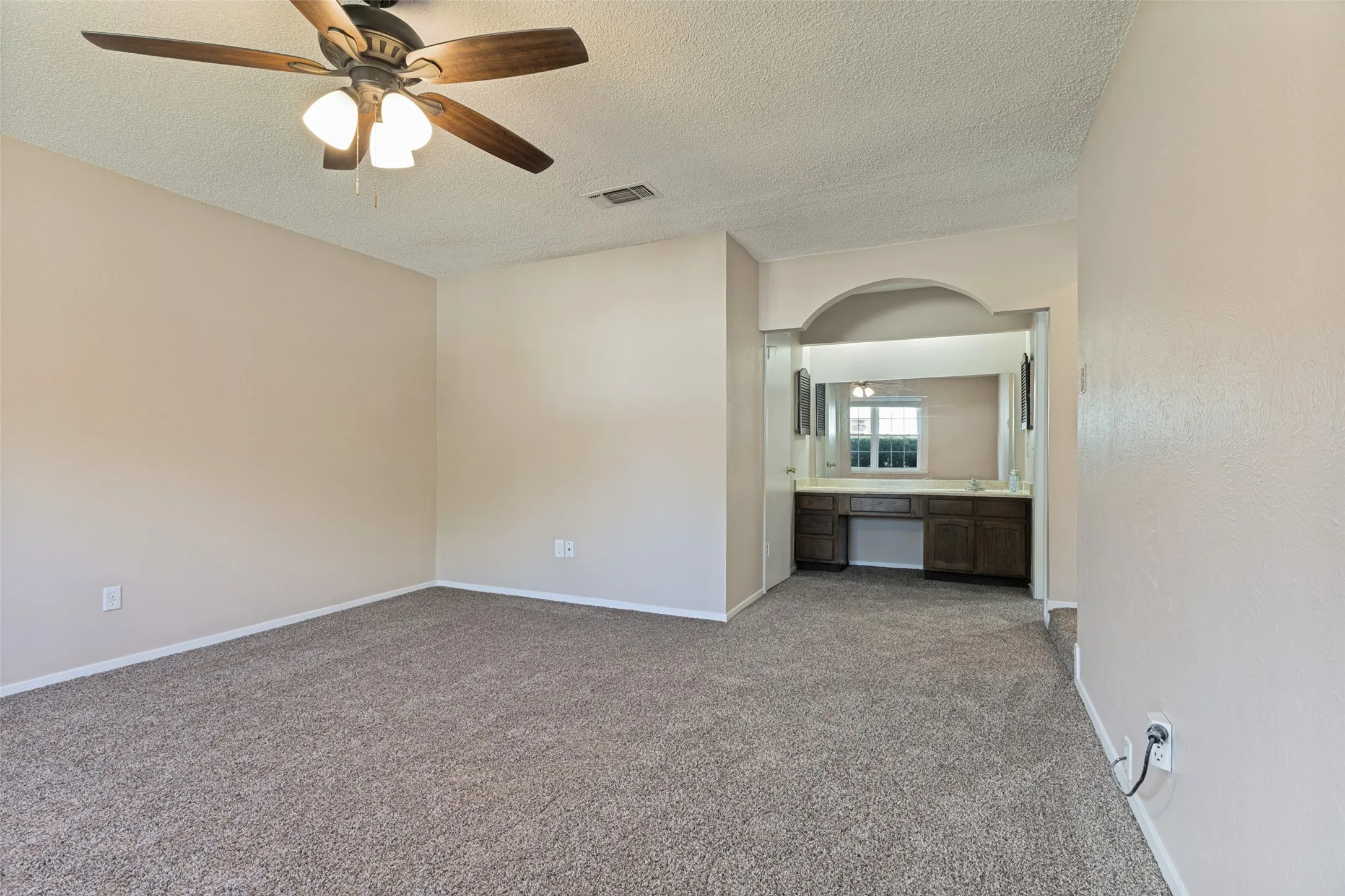 Single Family Residence For Sale in Tarrant County , 413 Goldfinch Drive, Fort Worth, Texas 76108, 3 Bedroom, 2 Bathroom, 2 Garage spaces, 1,812 Sqft, built in 1979, mls#21318467, Real Estate Agent in Fort Worth, Homes For Sale in Tarrant county, Homes For Sale in Fort Worth, Realtor in Fort Worth Texas, Real Estate Brokerage Independent Realty Texas, Luminita Cordes Realtor