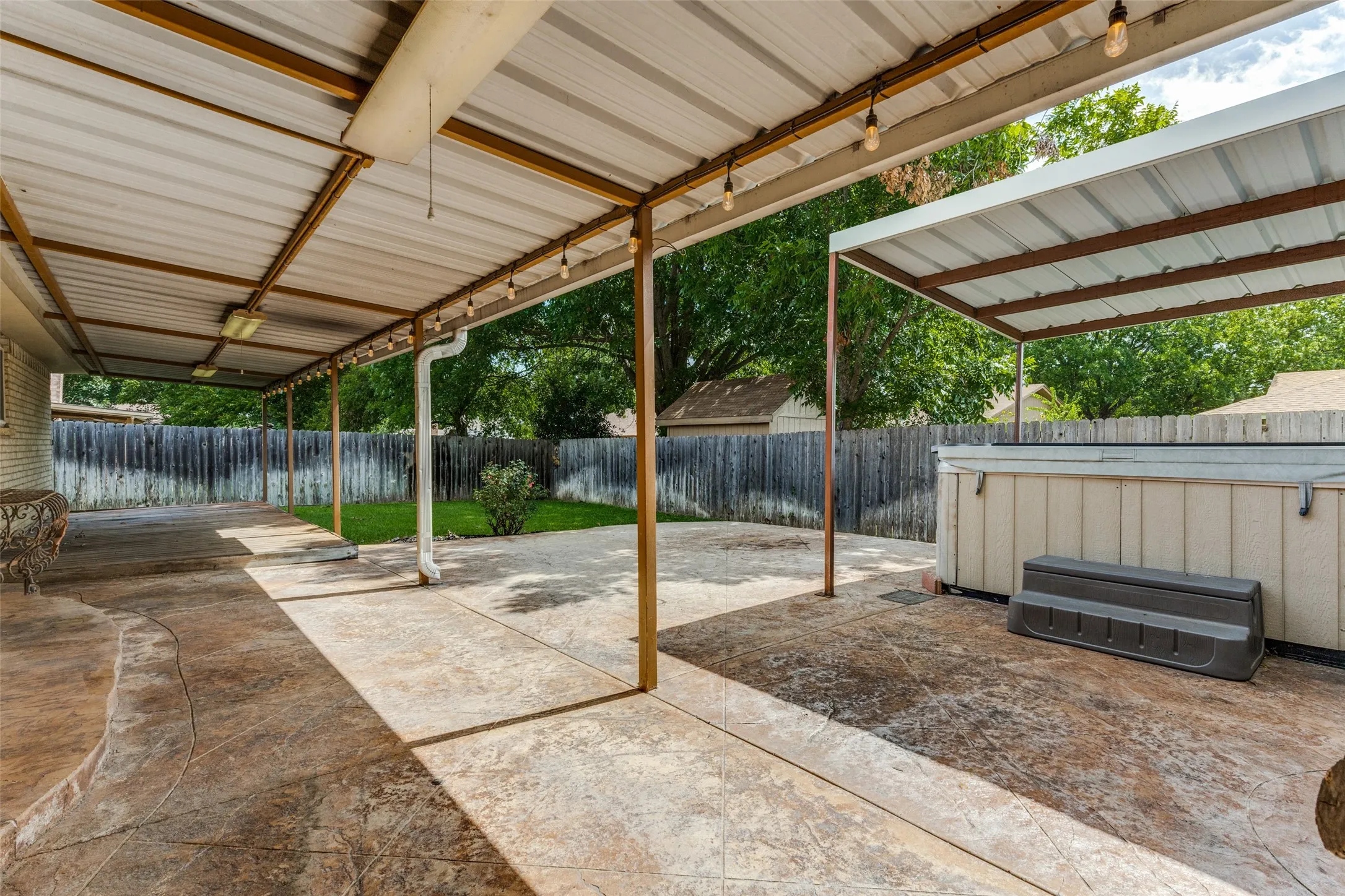 Single Family Residence For Sale in Tarrant County , 413 Goldfinch Drive, Fort Worth, Texas 76108, 3 Bedroom, 2 Bathroom, 2 Garage spaces, 1,812 Sqft, built in 1979, mls#21318467, Real Estate Agent in Fort Worth, Homes For Sale in Tarrant county, Homes For Sale in Fort Worth, Realtor in Fort Worth Texas, Real Estate Brokerage Independent Realty Texas, Luminita Cordes Realtor