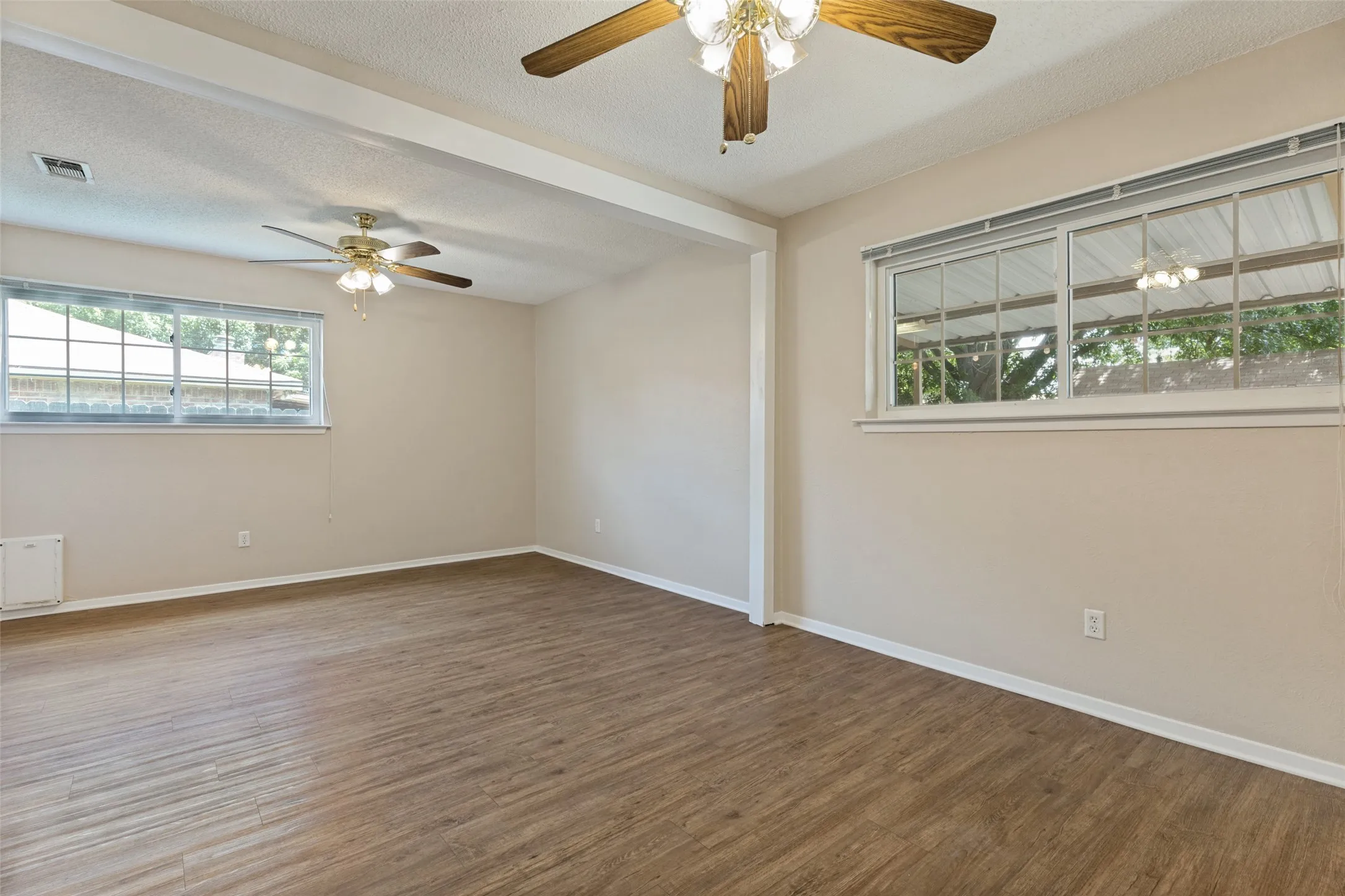 Single Family Residence For Sale in Tarrant County , 413 Goldfinch Drive, Fort Worth, Texas 76108, 3 Bedroom, 2 Bathroom, 2 Garage spaces, 1,812 Sqft, built in 1979, mls#21318467, Real Estate Agent in Fort Worth, Homes For Sale in Tarrant county, Homes For Sale in Fort Worth, Realtor in Fort Worth Texas, Real Estate Brokerage Independent Realty Texas, Luminita Cordes Realtor