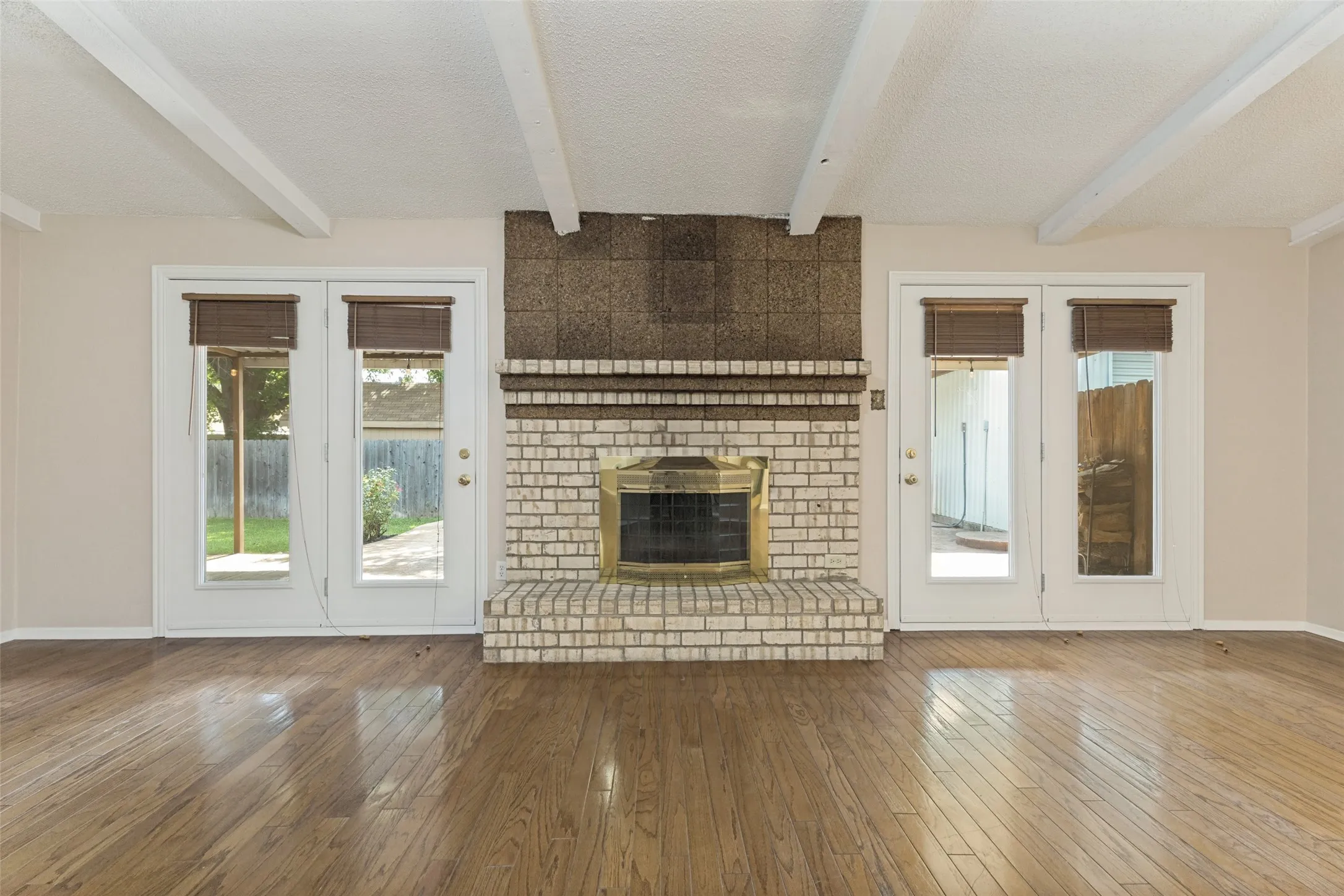 Single Family Residence For Sale in Tarrant County , 413 Goldfinch Drive, Fort Worth, Texas 76108, 3 Bedroom, 2 Bathroom, 2 Garage spaces, 1,812 Sqft, built in 1979, mls#21318467, Real Estate Agent in Fort Worth, Homes For Sale in Tarrant county, Homes For Sale in Fort Worth, Realtor in Fort Worth Texas, Real Estate Brokerage Independent Realty Texas, Luminita Cordes Realtor