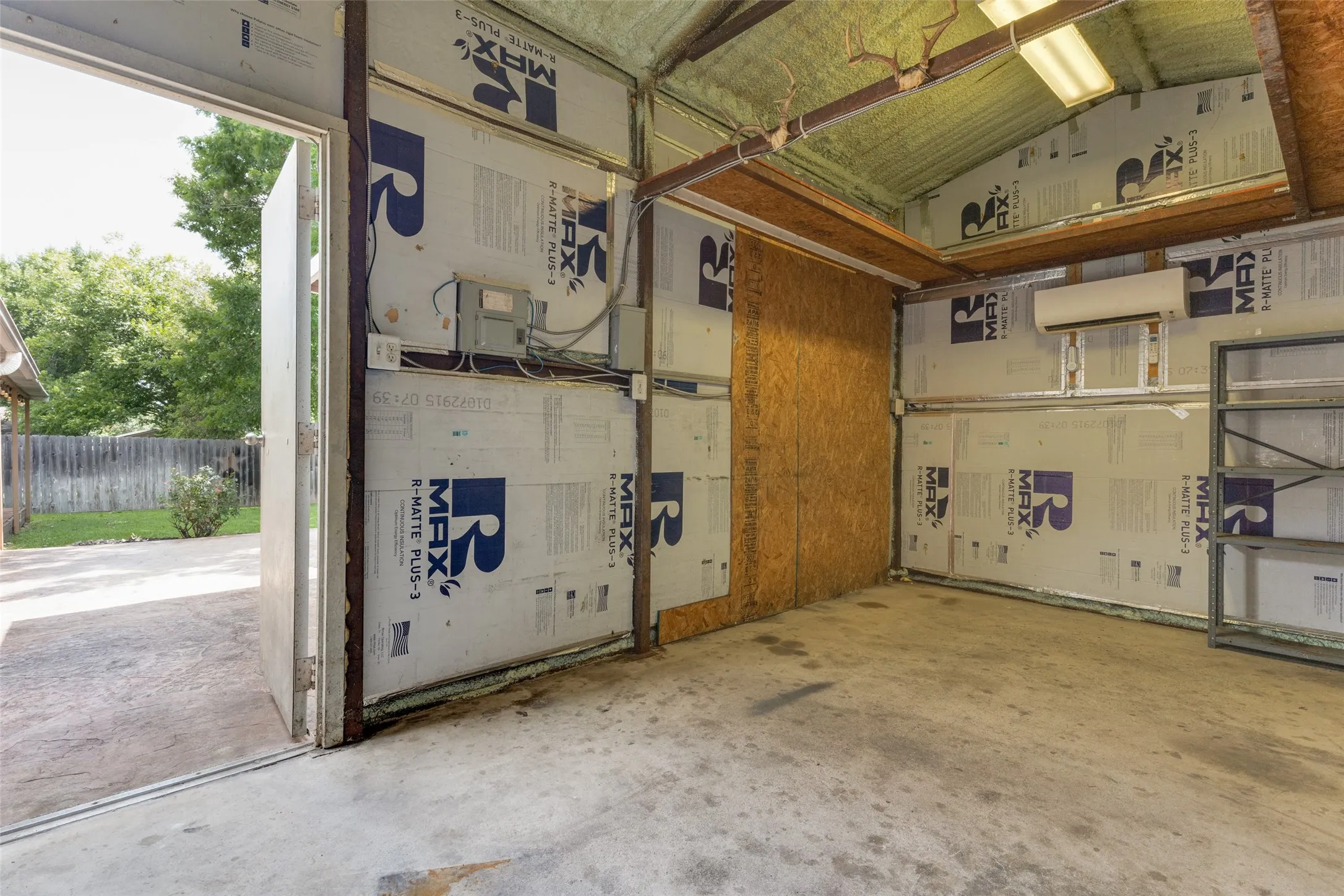 Single Family Residence For Sale in Tarrant County , 413 Goldfinch Drive, Fort Worth, Texas 76108, 3 Bedroom, 2 Bathroom, 2 Garage spaces, 1,812 Sqft, built in 1979, mls#21318467, Real Estate Agent in Fort Worth, Homes For Sale in Tarrant county, Homes For Sale in Fort Worth, Realtor in Fort Worth Texas, Real Estate Brokerage Independent Realty Texas, Luminita Cordes Realtor