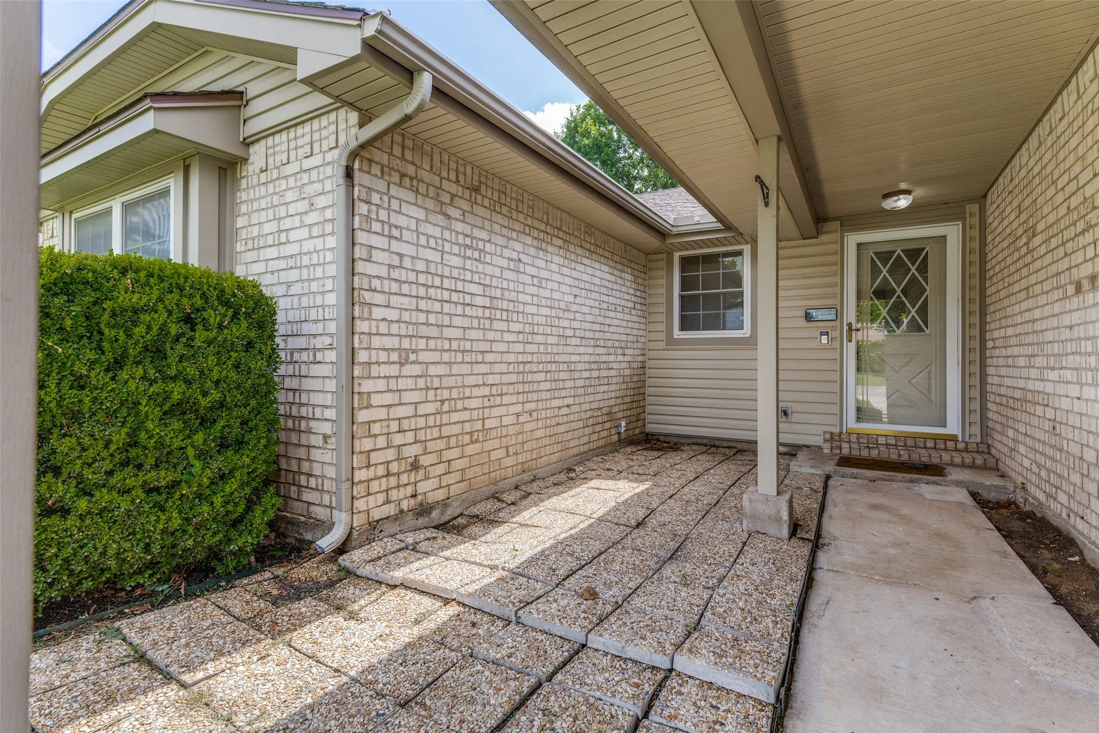 Single Family Residence For Sale in Tarrant County , 413 Goldfinch Drive, Fort Worth, Texas 76108, 3 Bedroom, 2 Bathroom, 2 Garage spaces, 1,812 Sqft, built in 1979, mls#21318467, Real Estate Agent in Fort Worth, Homes For Sale in Tarrant county, Homes For Sale in Fort Worth, Realtor in Fort Worth Texas, Real Estate Brokerage Independent Realty Texas, Luminita Cordes Realtor