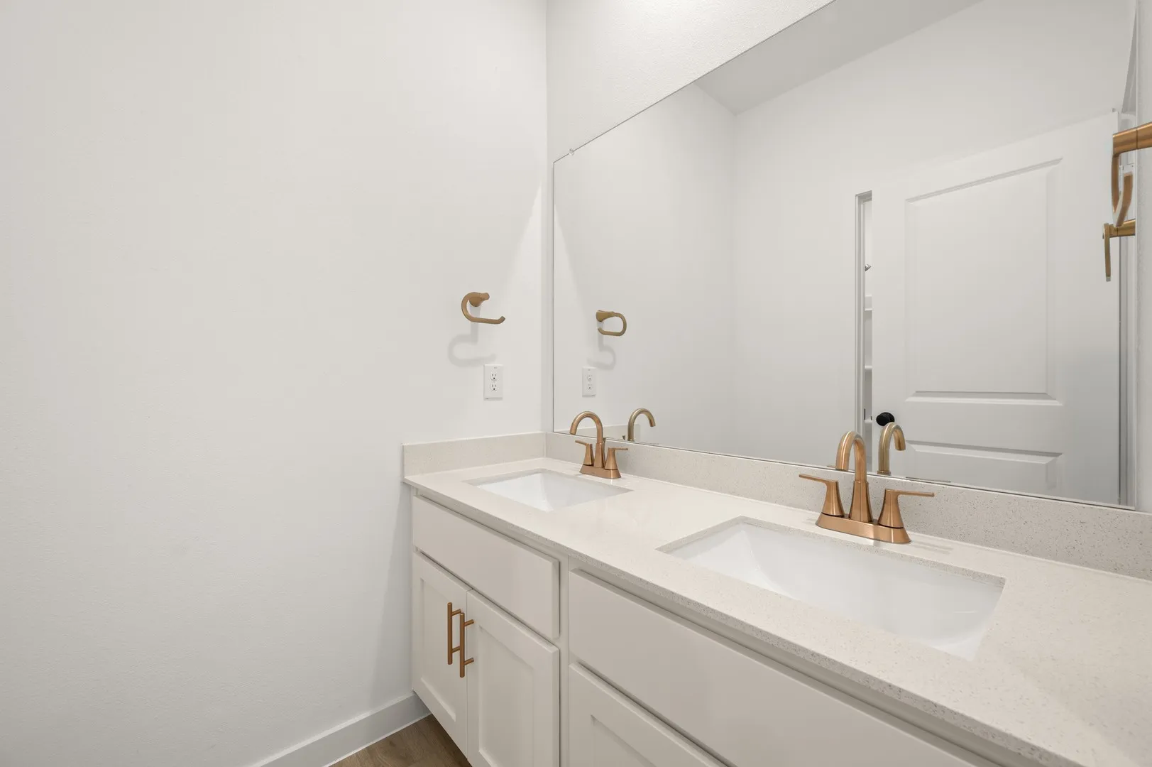 32_664 Tyronza- Bathroom-2