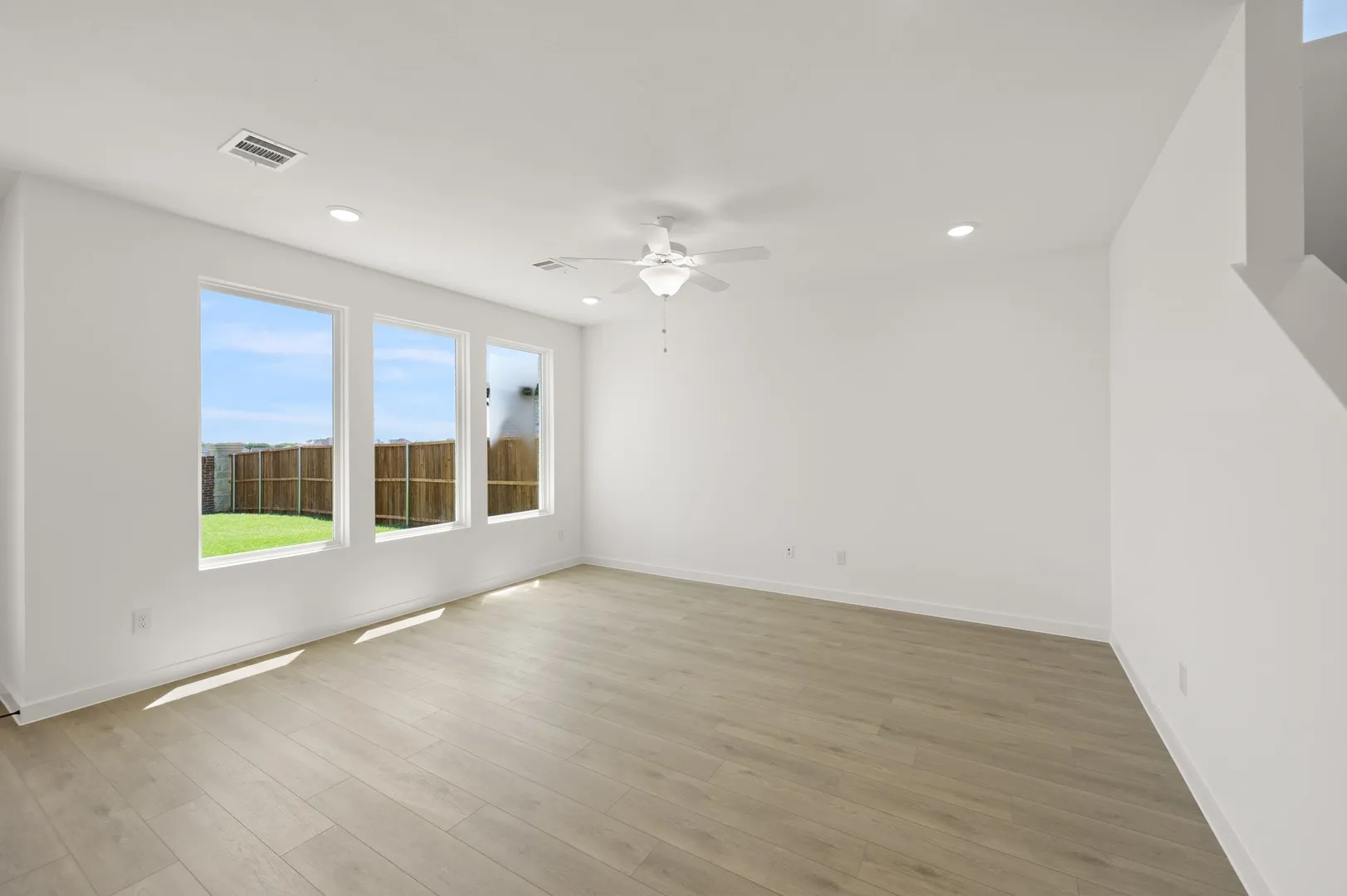 18_664 Tyronza- Living Room-1