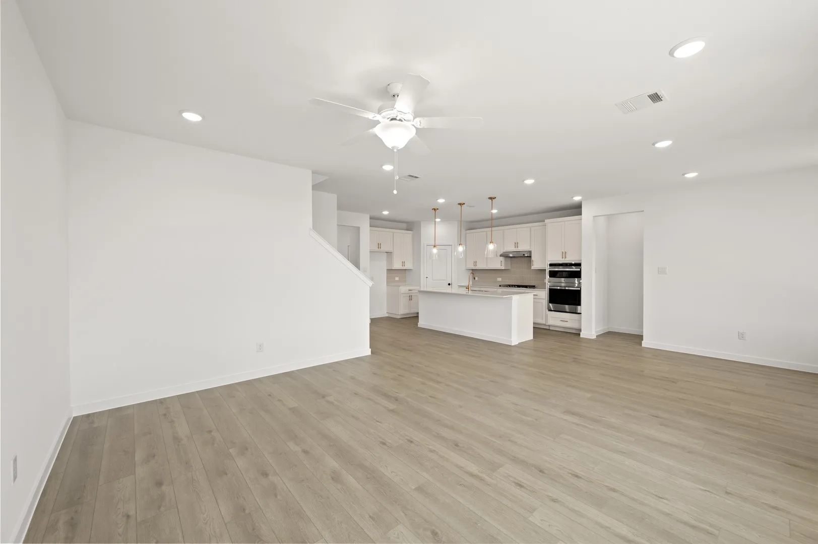 19_664 Tyronza- Living Room-2