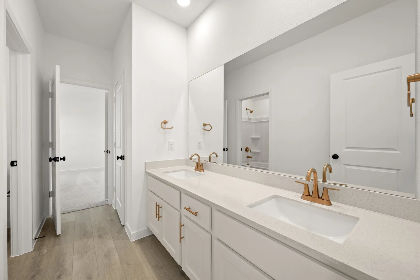 30_664 Tyronza- Bathroom-1