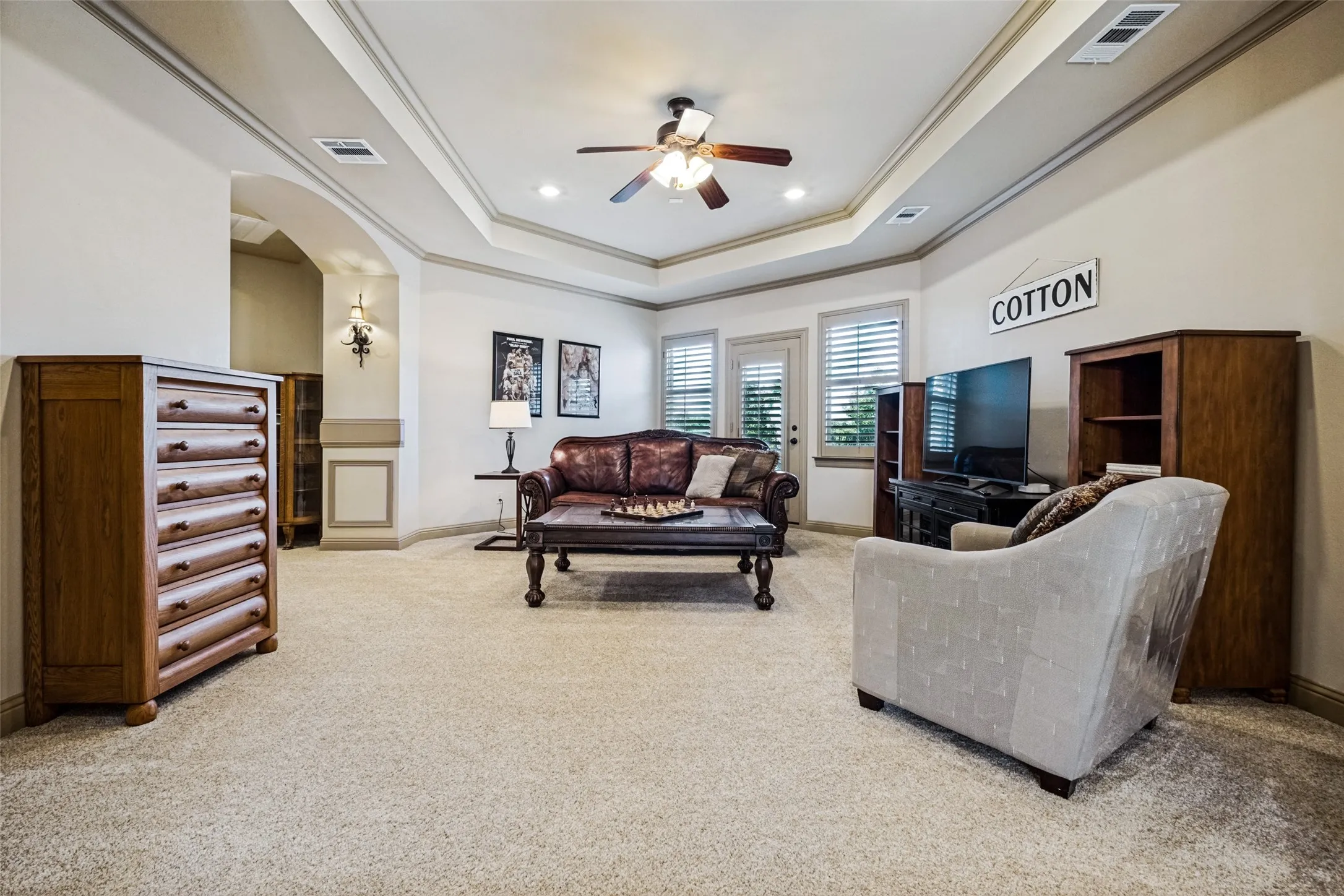 Tray ceiling with recessed lighting and ceiling fan