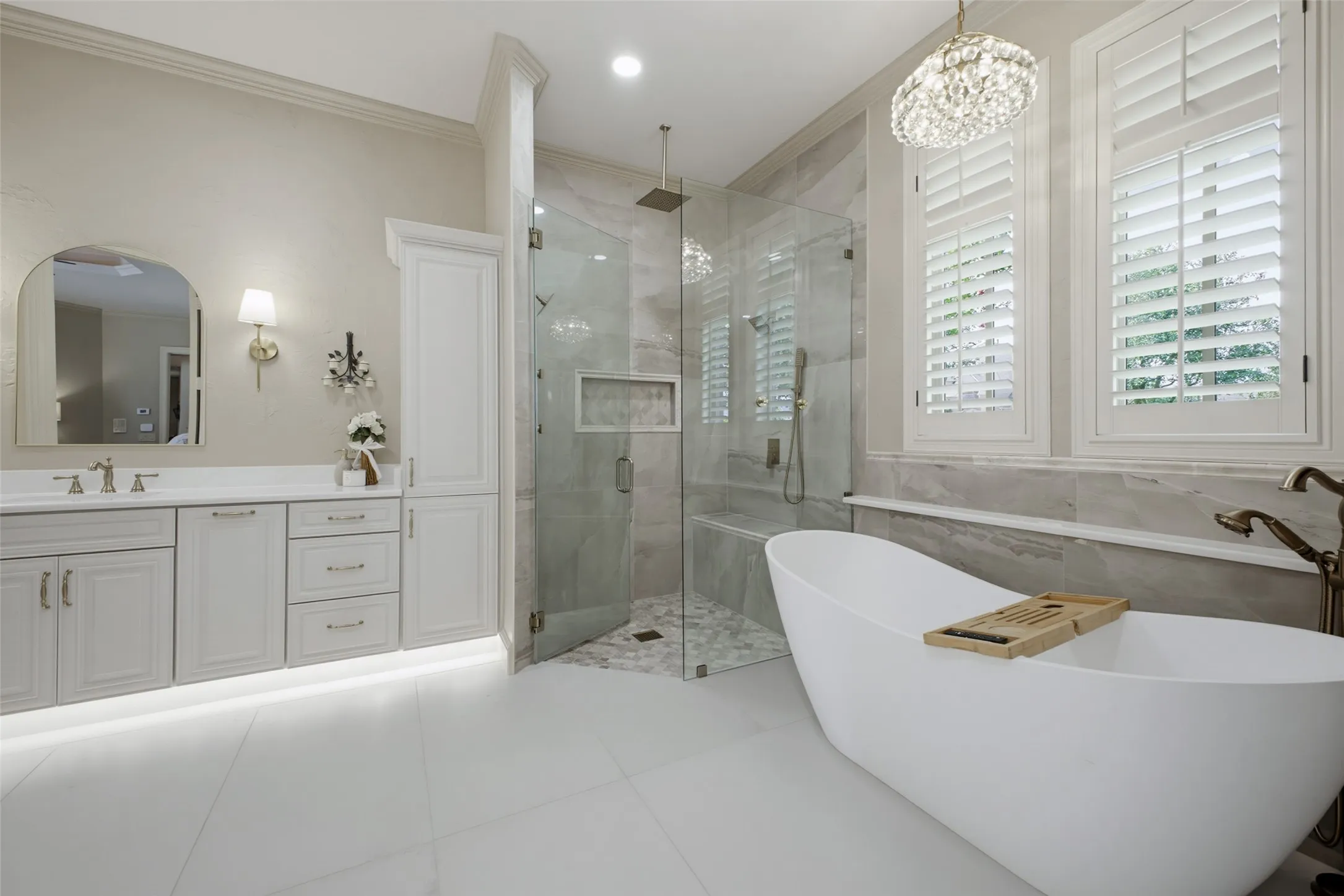 A designer beautifully curated high quality materials for this stunning remodel. Even included undercabinet lighting!