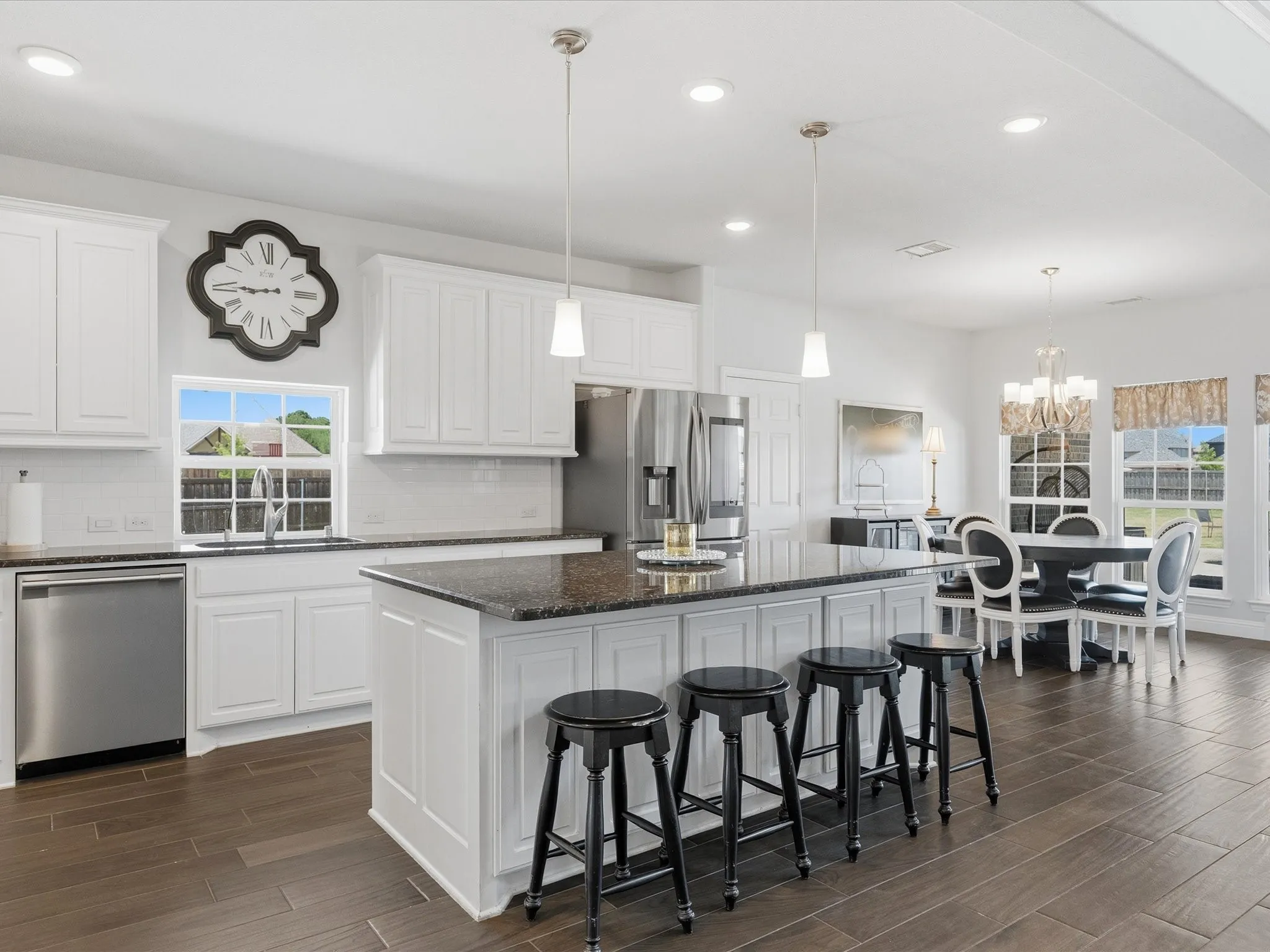 Ample size island with plentiful storage