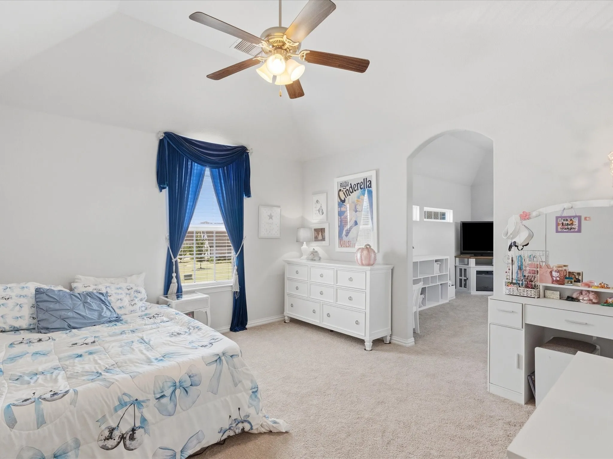 Secondary bedroom (5) with play area, share jack and jill bath with secondary bedroom (4)