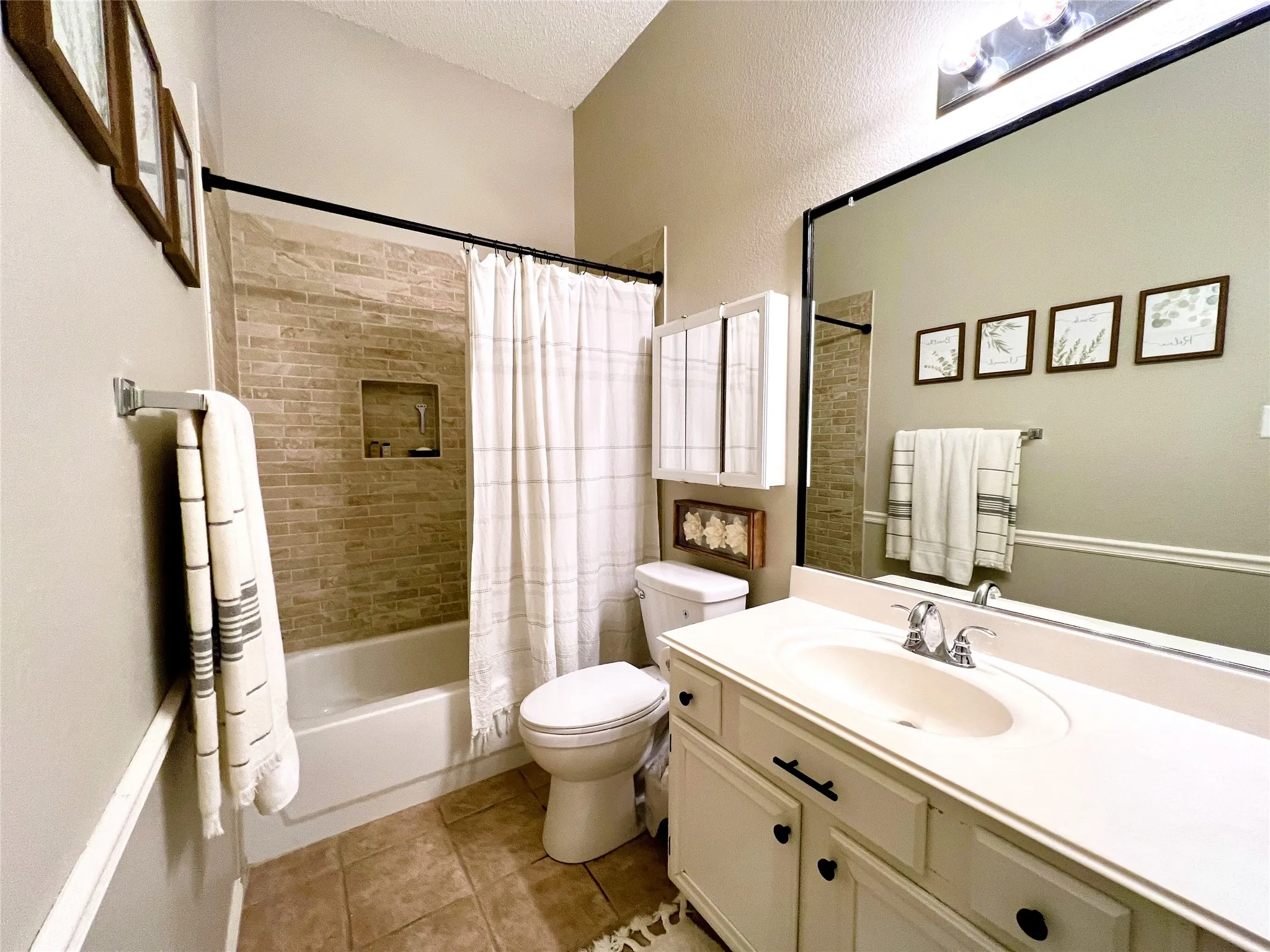 Single Family Residence For Rent in Collin County , 11413 Huntington Road, Frisco, Texas 75035, 4 Bedroom, 2 Bathroom, 2 Garage spaces, 1,860 Sqft, built in 1995, mls#21325545, Real Estate Agent in Frisco, Homes For Rent in Collin county, Homes For Rent in Frisco, Realtor in Frisco Texas, Real Estate Brokerage Independent Realty Texas, Luminita Cordes Realtor