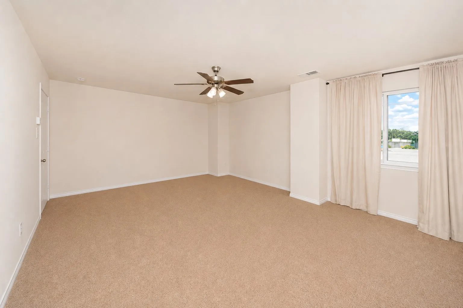 Single Family Residence For Sale in Dallas County , 256 Natalie Drive, Grand Prairie, Texas 75051, 4 Bedroom, 3 Bathroom, 2 Garage spaces, 2,408 Sqft, built in 2022, mls#21311808, Real Estate Agent in Grand Prairie, Homes For Sale in Dallas county, Homes For Sale in Grand Prairie, Realtor in Grand Prairie Texas, Real Estate Brokerage Independent Realty Texas, Luminita Cordes Realtor
