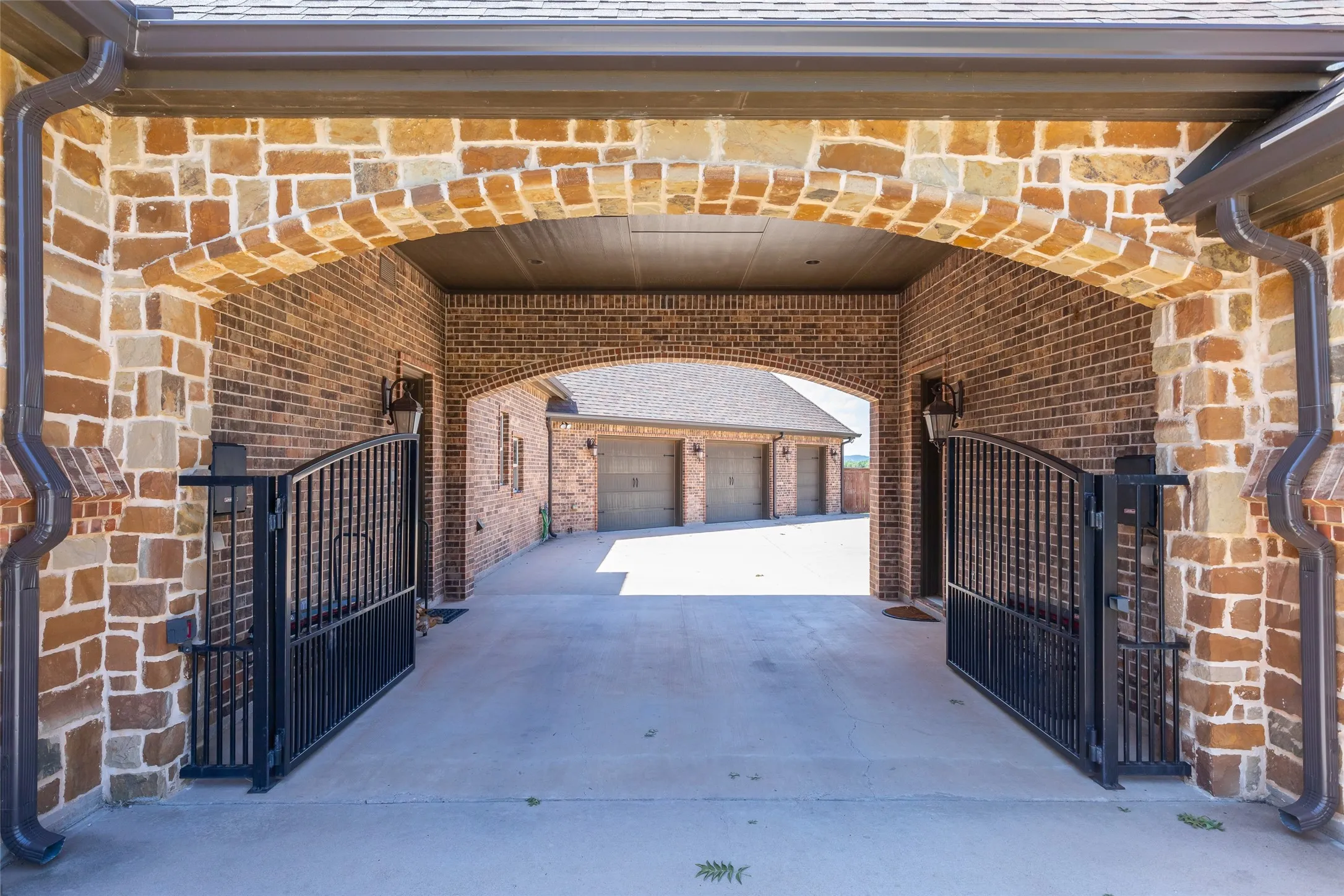Single Family Residence For Sale in Taylor County , 709 Prosperity Road, Abilene, Texas 79602, 5 Bedroom, 6 Bathroom, 4 Garage spaces, 5,382 Sqft, built in 2015, mls#21324144, Real Estate Agent in Abilene, Homes For Sale in Taylor county, Homes For Sale in Abilene, Realtor in Abilene Texas, Real Estate Brokerage Independent Realty Texas, Luminita Cordes Realtor