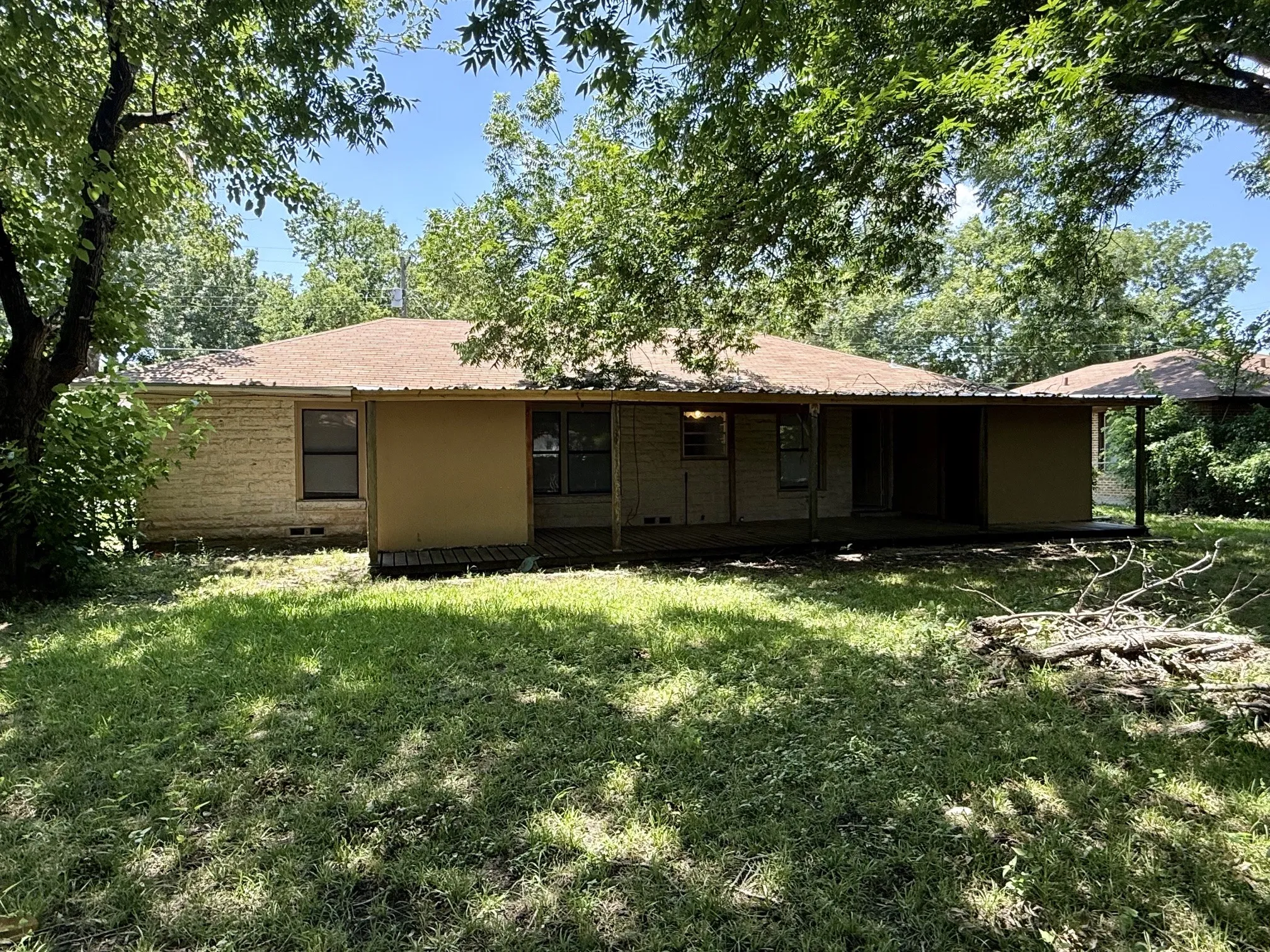 Single Family Residence For Sale in Cooke County , 215 W Tennie Street, Gainesville, Texas 76240, 3 Bedroom, 1 Bathroom, Garage spaces, 1,415 Sqft, built in 1963, mls#21325185, Real Estate Agent in Gainesville, Homes For Sale in Cooke county, Homes For Sale in Gainesville, Realtor in Gainesville Texas, Real Estate Brokerage Independent Realty Texas, Luminita Cordes Realtor