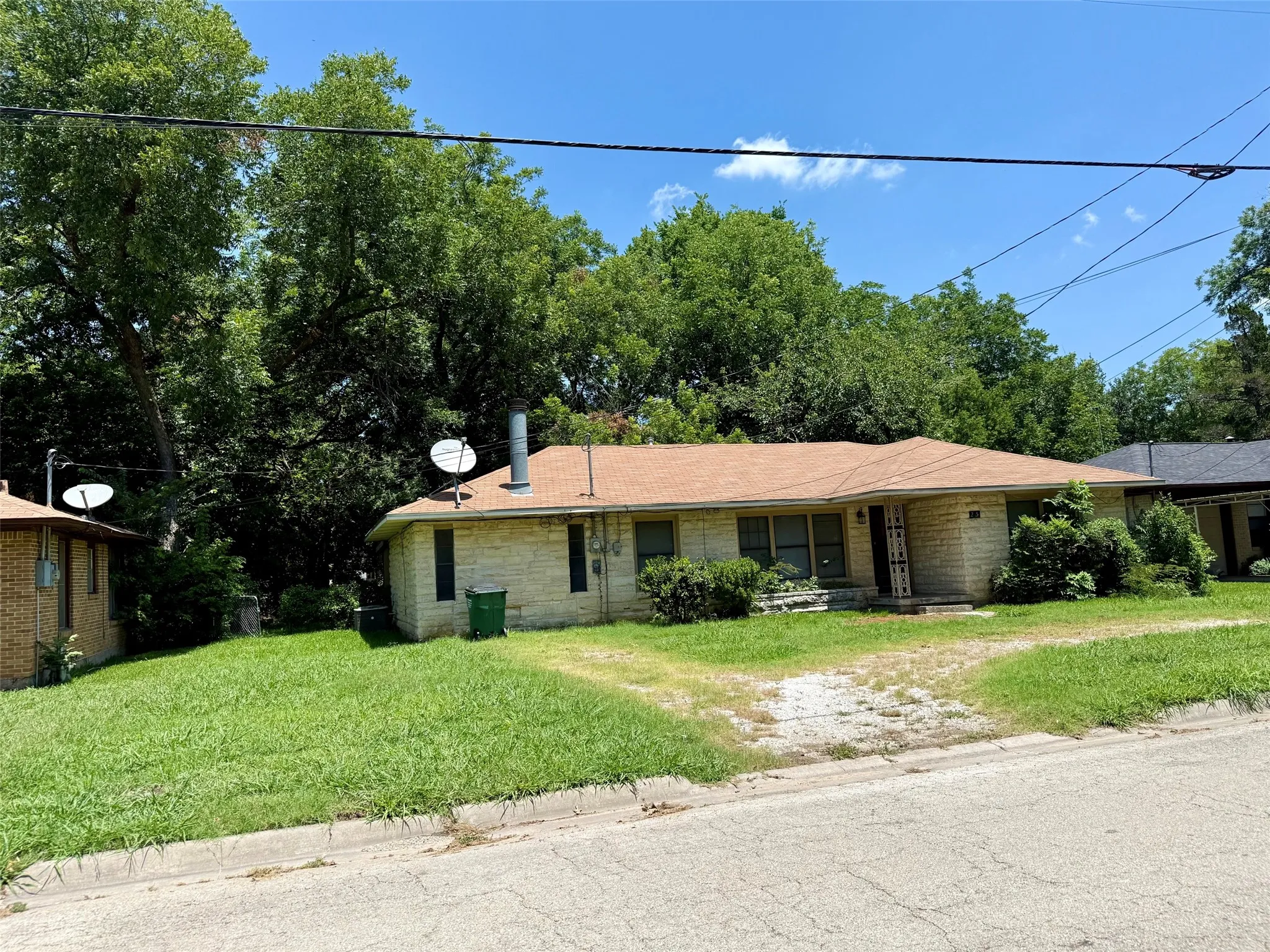 Single Family Residence For Sale in Cooke County , 215 W Tennie Street, Gainesville, Texas 76240, 3 Bedroom, 1 Bathroom, Garage spaces, 1,415 Sqft, built in 1963, mls#21325185, Real Estate Agent in Gainesville, Homes For Sale in Cooke county, Homes For Sale in Gainesville, Realtor in Gainesville Texas, Real Estate Brokerage Independent Realty Texas, Luminita Cordes Realtor