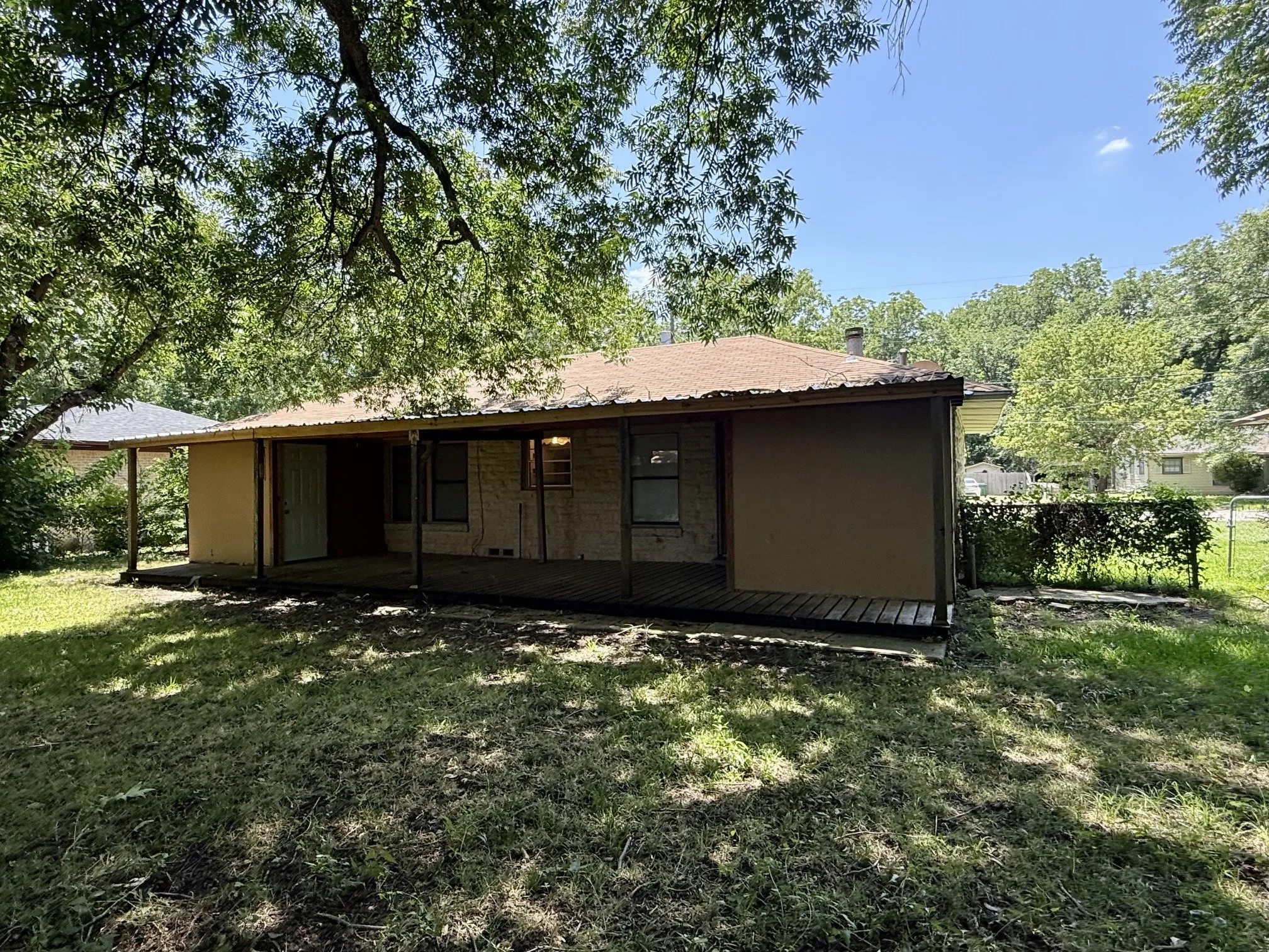 Single Family Residence For Sale in Cooke County , 215 W Tennie Street, Gainesville, Texas 76240, 3 Bedroom, 1 Bathroom, Garage spaces, 1,415 Sqft, built in 1963, mls#21325185, Real Estate Agent in Gainesville, Homes For Sale in Cooke county, Homes For Sale in Gainesville, Realtor in Gainesville Texas, Real Estate Brokerage Independent Realty Texas, Luminita Cordes Realtor
