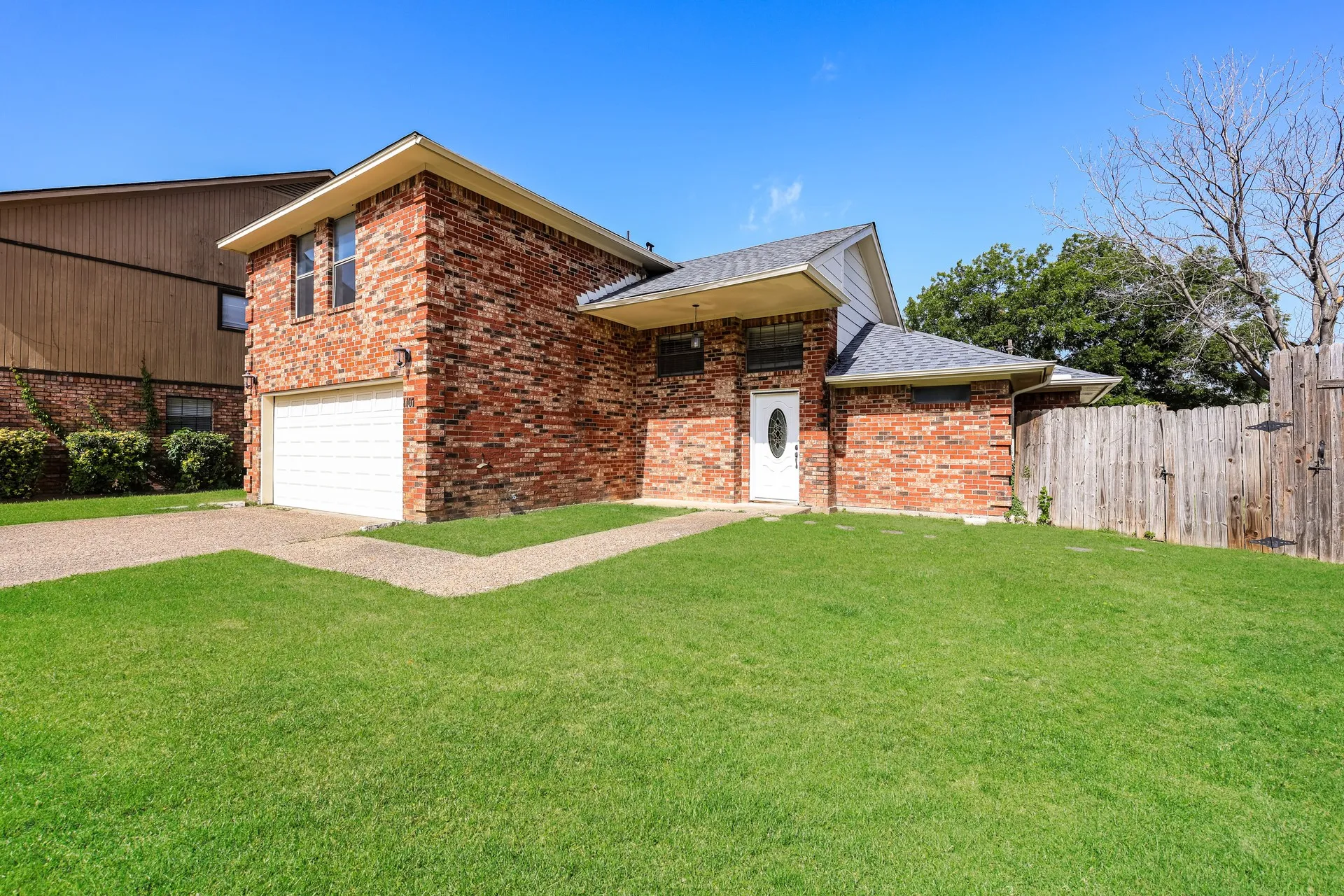 Single Family Residence For Sale in Dallas County , 1107 Carrington Court, Irving, Texas 75060, 3 Bedroom, 3 Bathroom, 2 Garage spaces, 1,867 Sqft, built in 1984, Price $354,100, mls#21325473, Real Estate Agent in Irving, Homes For Sale in Dallas county, Homes For Sale in Irving, Realtor in Irving Texas, Real Estate Brokerage Independent Realty Texas, Luminita Cordes Realtor
