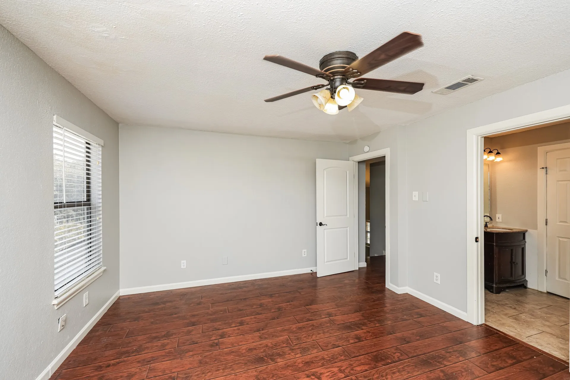 Single Family Residence For Sale in Dallas County , 1107 Carrington Court, Irving, Texas 75060, 3 Bedroom, 3 Bathroom, 2 Garage spaces, 1,867 Sqft, built in 1984, Price $354,100, mls#21325473, Real Estate Agent in Irving, Homes For Sale in Dallas county, Homes For Sale in Irving, Realtor in Irving Texas, Real Estate Brokerage Independent Realty Texas, Luminita Cordes Realtor