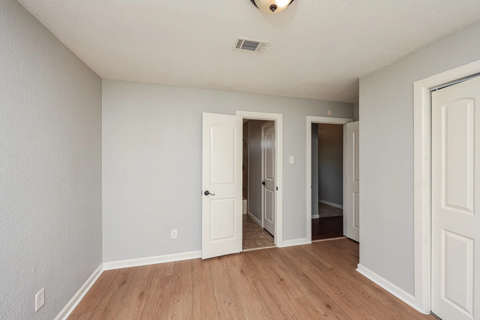 Single Family Residence For Sale in Dallas County , 1107 Carrington Court, Irving, Texas 75060, 3 Bedroom, 3 Bathroom, 2 Garage spaces, 1,867 Sqft, built in 1984, Price $354,100, mls#21325473, Real Estate Agent in Irving, Homes For Sale in Dallas county, Homes For Sale in Irving, Realtor in Irving Texas, Real Estate Brokerage Independent Realty Texas, Luminita Cordes Realtor