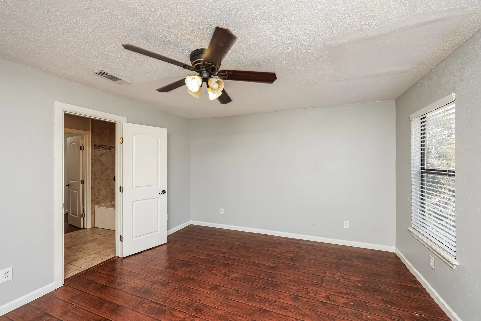 Single Family Residence For Sale in Dallas County , 1107 Carrington Court, Irving, Texas 75060, 3 Bedroom, 3 Bathroom, 2 Garage spaces, 1,867 Sqft, built in 1984, Price $354,100, mls#21325473, Real Estate Agent in Irving, Homes For Sale in Dallas county, Homes For Sale in Irving, Realtor in Irving Texas, Real Estate Brokerage Independent Realty Texas, Luminita Cordes Realtor