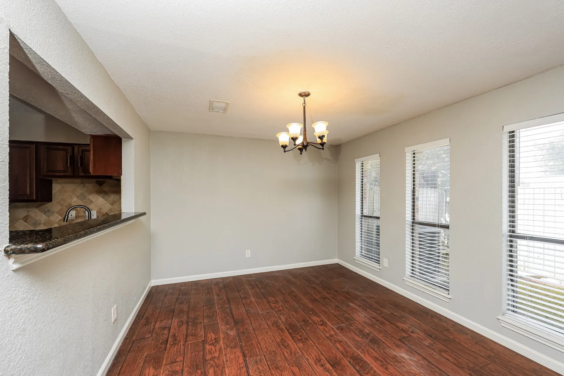 Single Family Residence For Sale in Dallas County , 1107 Carrington Court, Irving, Texas 75060, 3 Bedroom, 3 Bathroom, 2 Garage spaces, 1,867 Sqft, built in 1984, Price $354,100, mls#21325473, Real Estate Agent in Irving, Homes For Sale in Dallas county, Homes For Sale in Irving, Realtor in Irving Texas, Real Estate Brokerage Independent Realty Texas, Luminita Cordes Realtor