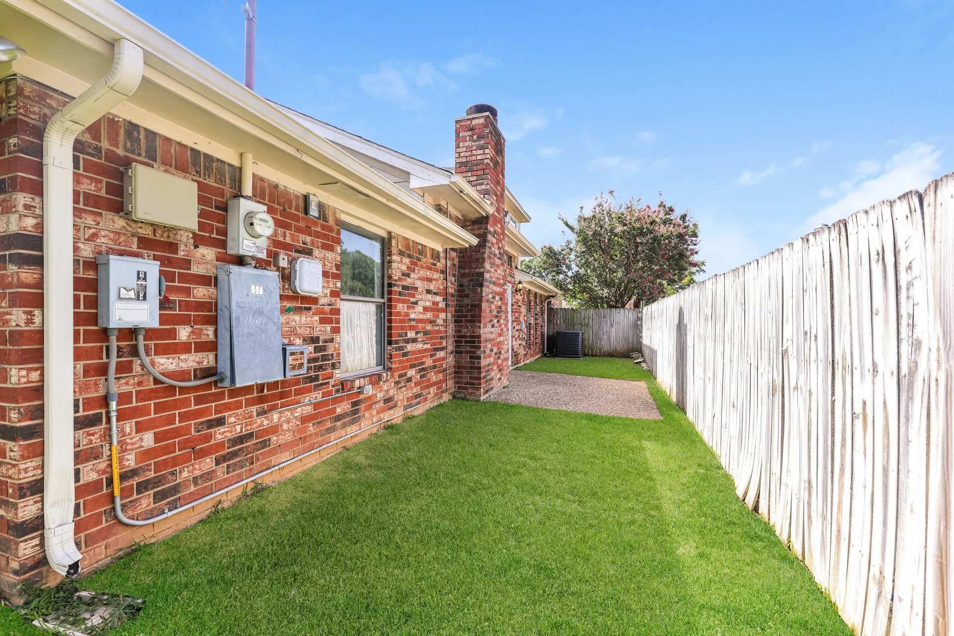 Single Family Residence For Sale in Dallas County , 1107 Carrington Court, Irving, Texas 75060, 3 Bedroom, 3 Bathroom, 2 Garage spaces, 1,867 Sqft, built in 1984, Price $354,100, mls#21325473, Real Estate Agent in Irving, Homes For Sale in Dallas county, Homes For Sale in Irving, Realtor in Irving Texas, Real Estate Brokerage Independent Realty Texas, Luminita Cordes Realtor