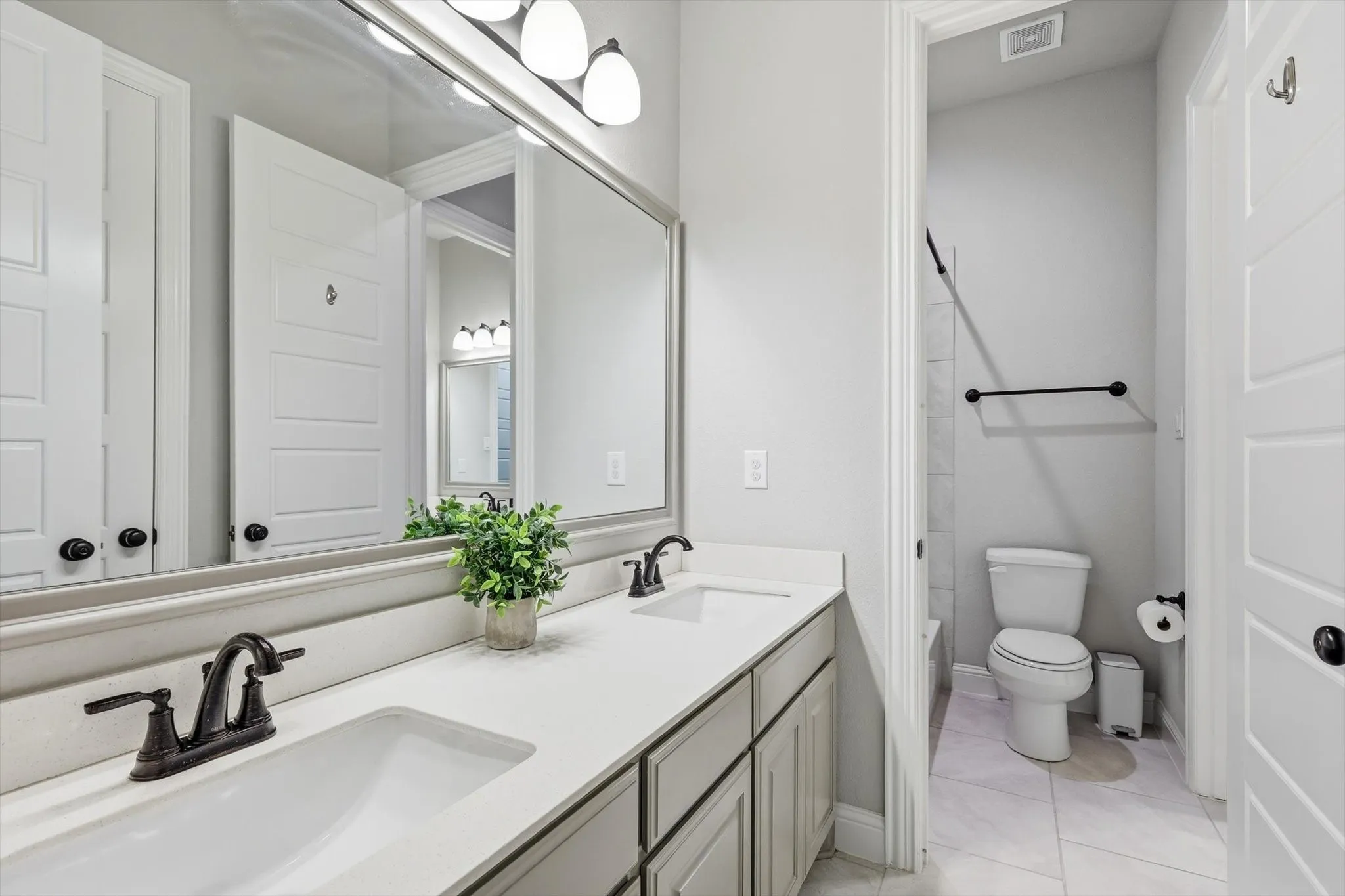 Single Family Residence For Sale in Ellis County , 1231 Poppie Lane, Midlothian, Texas 76065, 4 Bedroom, 4 Bathroom, 3 Garage spaces, 3,504 Sqft, built in 2019, mls#21324428, Real Estate Agent in Midlothian, Homes For Sale in Ellis county, Homes For Sale in Midlothian, Realtor in Midlothian Texas, Real Estate Brokerage Independent Realty Texas, Luminita Cordes Realtor
