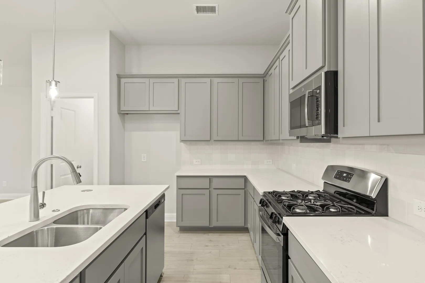 18. 1811 Gleasondale - Kitchen (3)