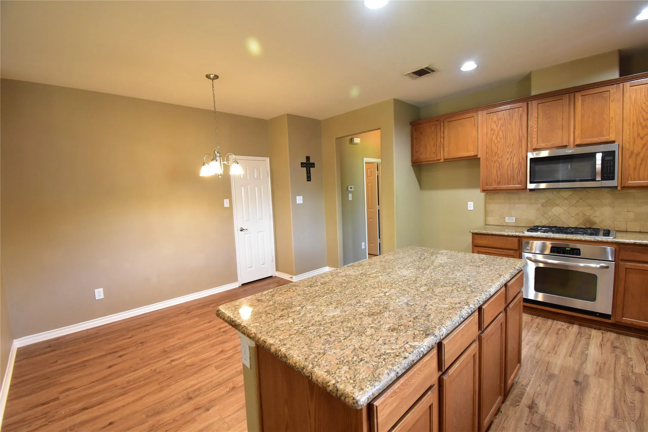 Single Family Residence For Rent in Collin County , 7993 Crampton Lane, Frisco, Texas 75035, 3 Bedroom, 3 Bathroom, 2 Garage spaces, 2,182 Sqft, built in 2008, mls#21325591, Real Estate Agent in Frisco, Homes For Rent in Collin county, Homes For Rent in Frisco, Realtor in Frisco Texas, Real Estate Brokerage Independent Realty Texas, Luminita Cordes Realtor