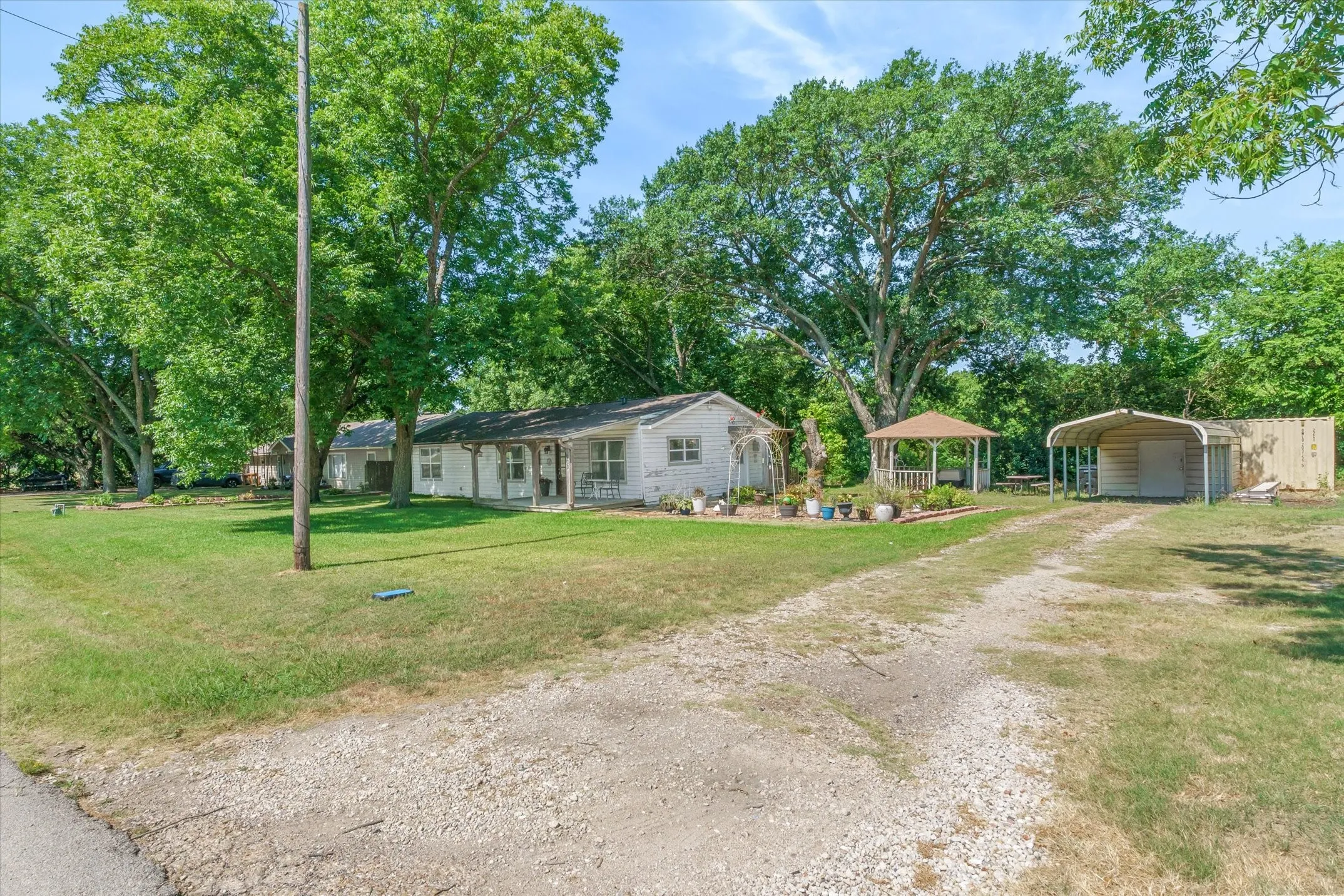 Single Family Residence For Sale in Van Zandt County , 603 N 4th Street, Wills Point, Texas 75169, 3 Bedroom, 2 Bathroom, Garage spaces, 1,672 Sqft, built in 1965, mls#21325584, Real Estate Agent in Wills Point, Homes For Sale in Van Zandt county, Homes For Sale in Wills Point, Realtor in Wills Point Texas, Real Estate Brokerage Independent Realty Texas, Luminita Cordes Realtor