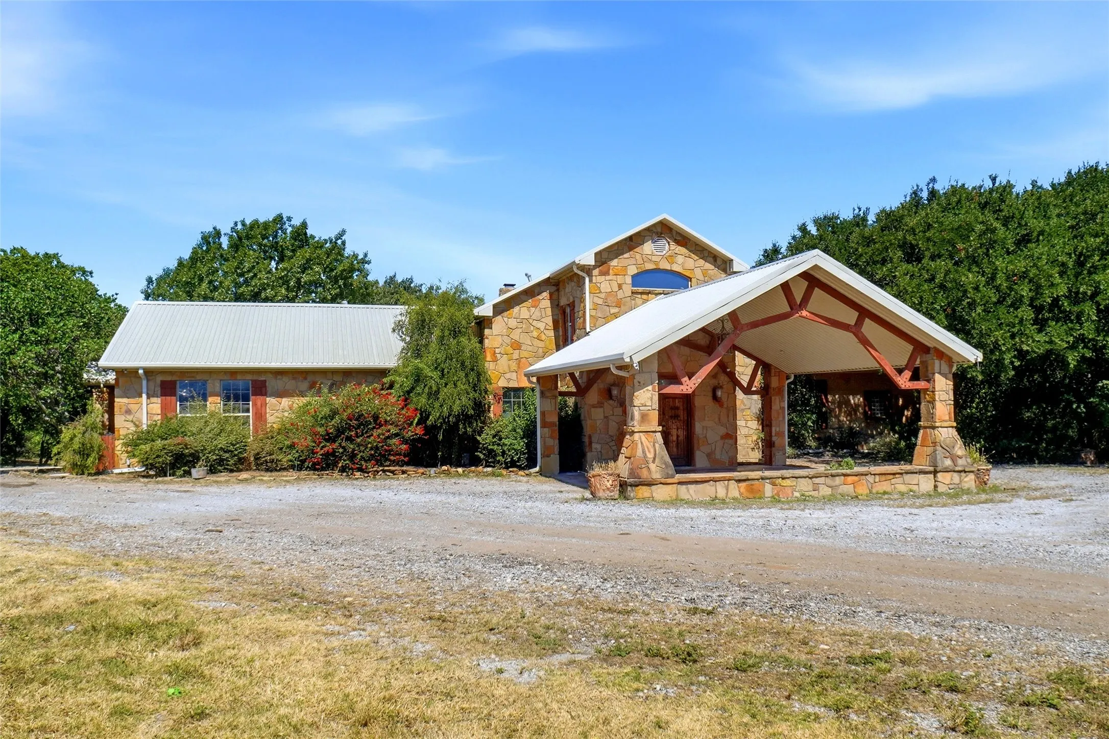Single Family Residence For Sale in Wise County , 1211 Church Road, Lake Bridgeport, Texas 76426, 2 Bedroom, 2 Bathroom, 2 Garage spaces, 3,953 Sqft, built in 2006, mls#21325604, Real Estate Agent in Lake Bridgeport, Homes For Sale in Wise county, Homes For Sale in Lake Bridgeport, Realtor in Lake Bridgeport Texas, Real Estate Brokerage Independent Realty Texas, Luminita Cordes Realtor